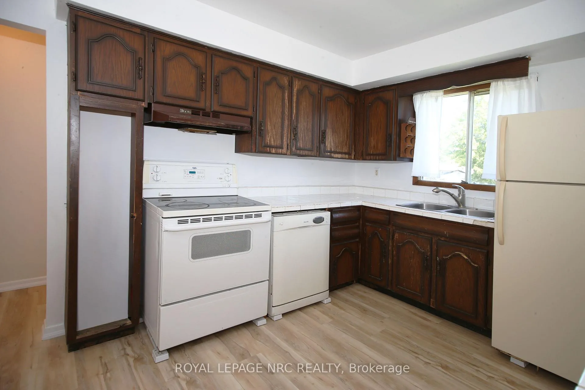 Photo 19 of 8025 Thorton Street, Niagara Falls, Ascot — HOMEH