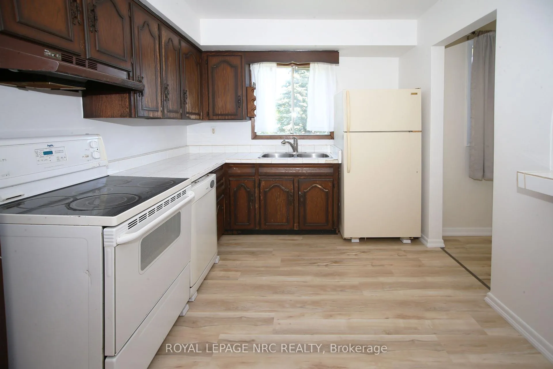 Photo 20 of 8025 Thorton Street, Niagara Falls, Ascot — HOMEH
