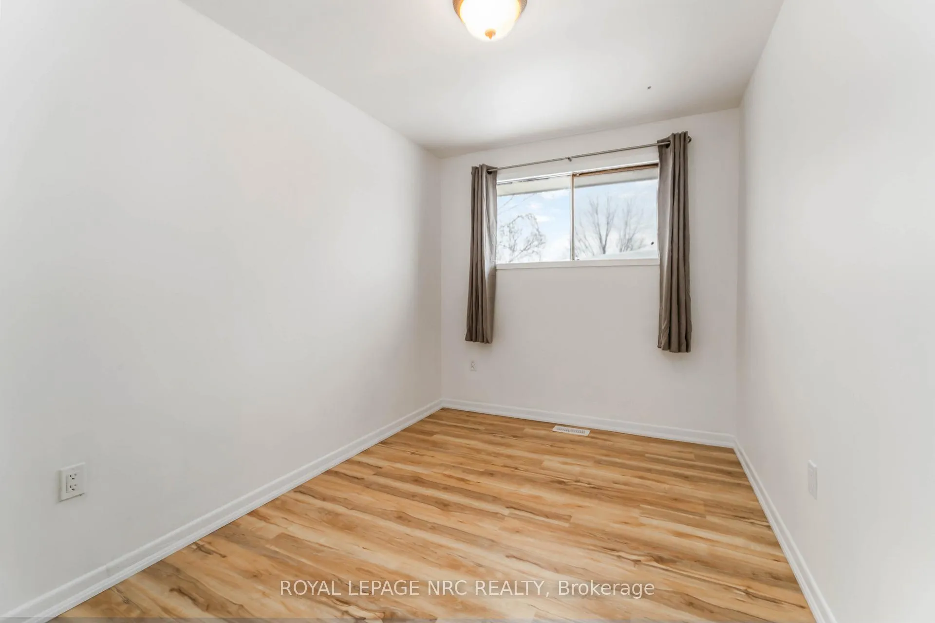 Photo 24 of 8025 Thorton Street, Niagara Falls, Ascot — HOMEH