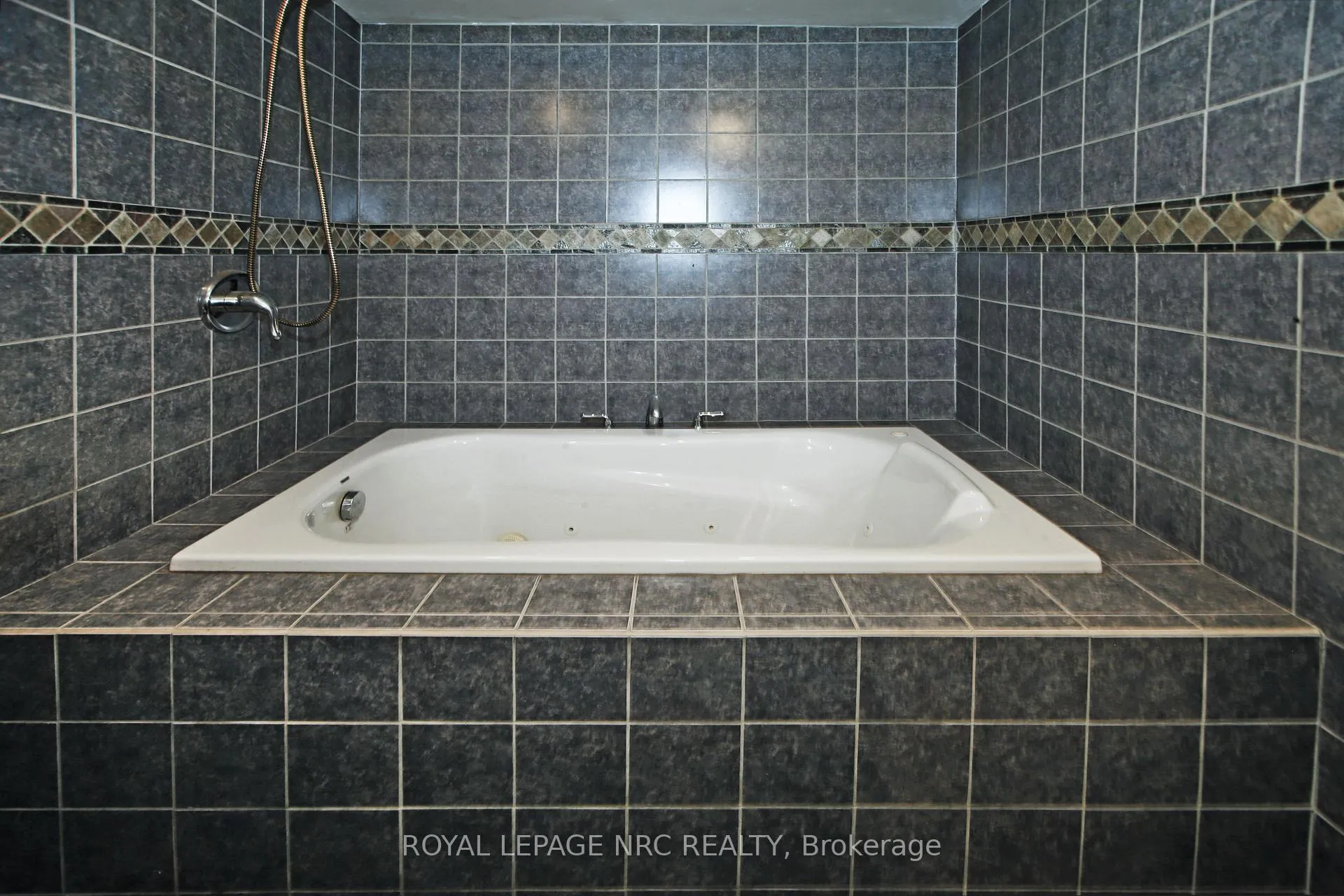 Photo 31 of 8025 Thorton Street, Niagara Falls, Ascot — HOMEH