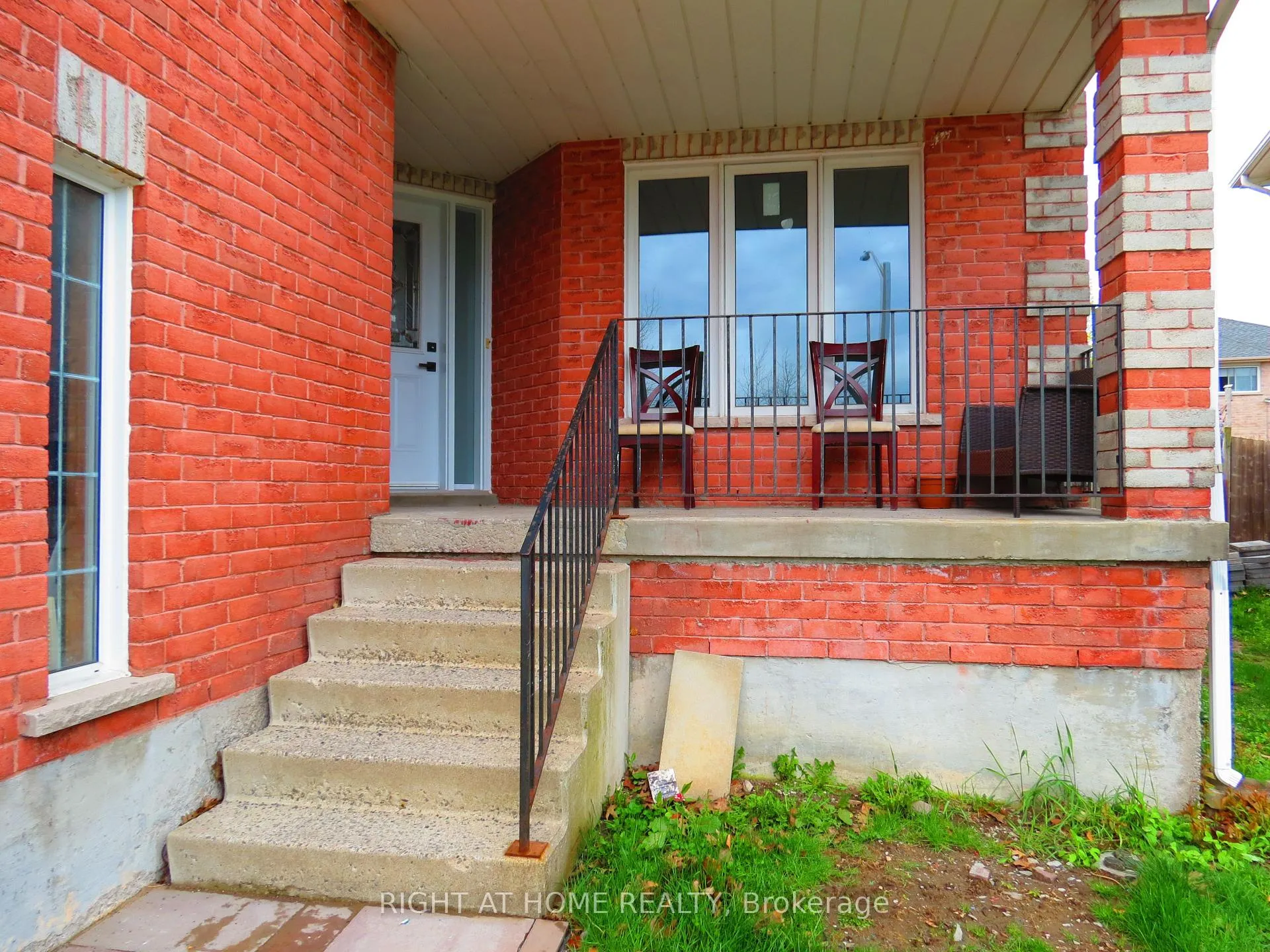 Photo 2 of 302 Stanley Street, Barrie, East Bayfield — HOMEH
