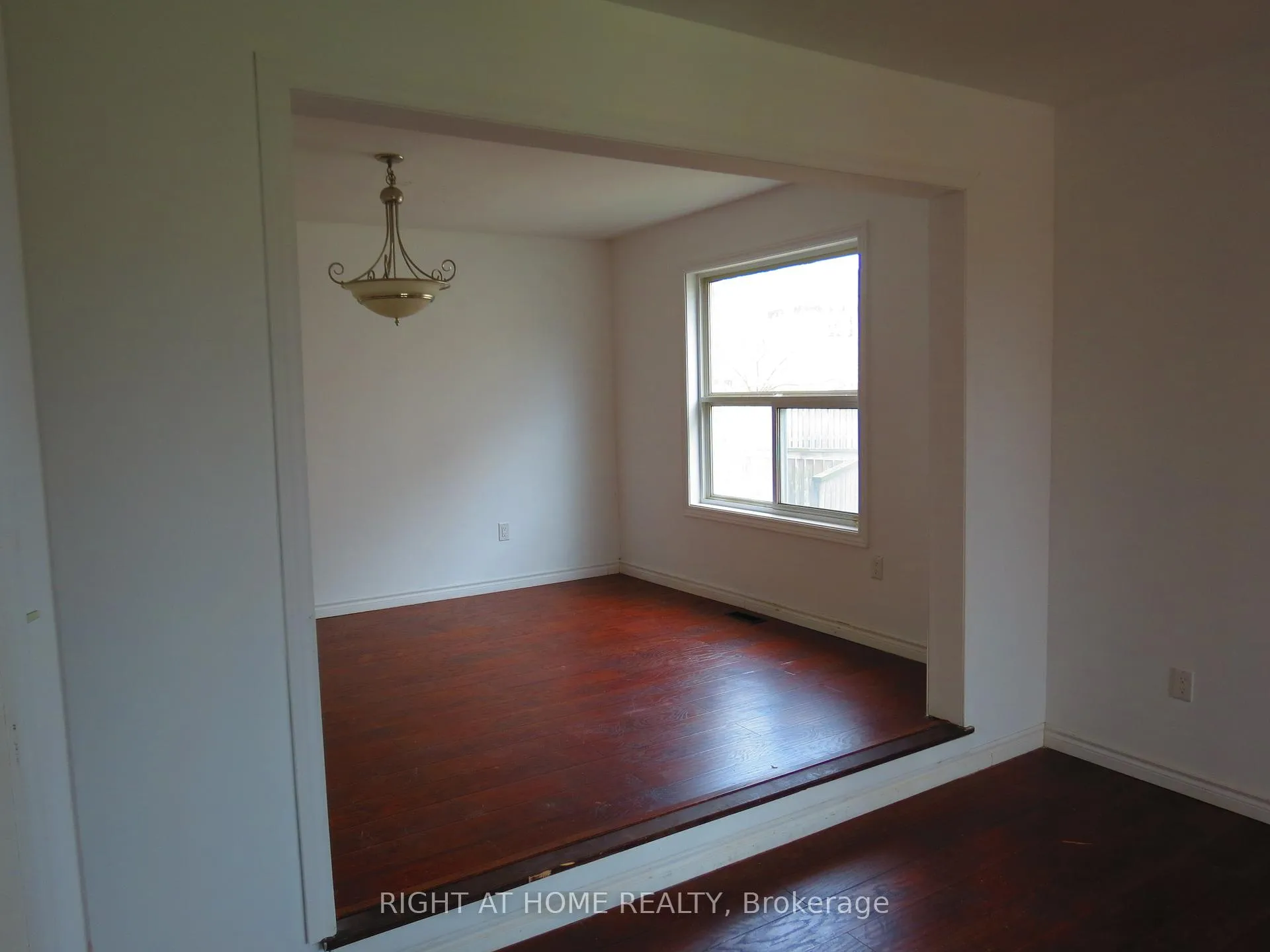 Photo 3 of 302 Stanley Street, Barrie, East Bayfield — HOMEH