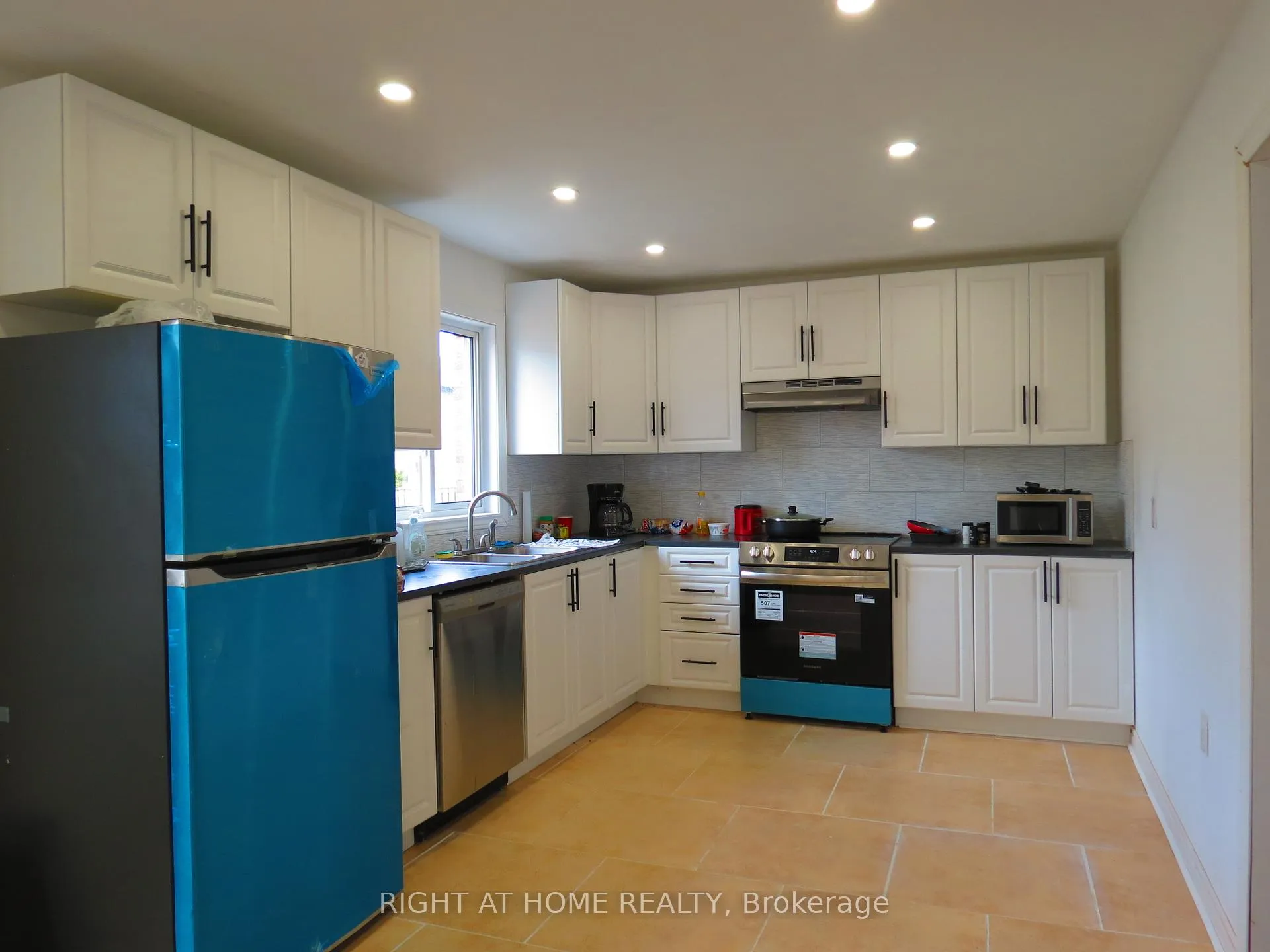 Photo 5 of 302 Stanley Street, Barrie, East Bayfield — HOMEH
