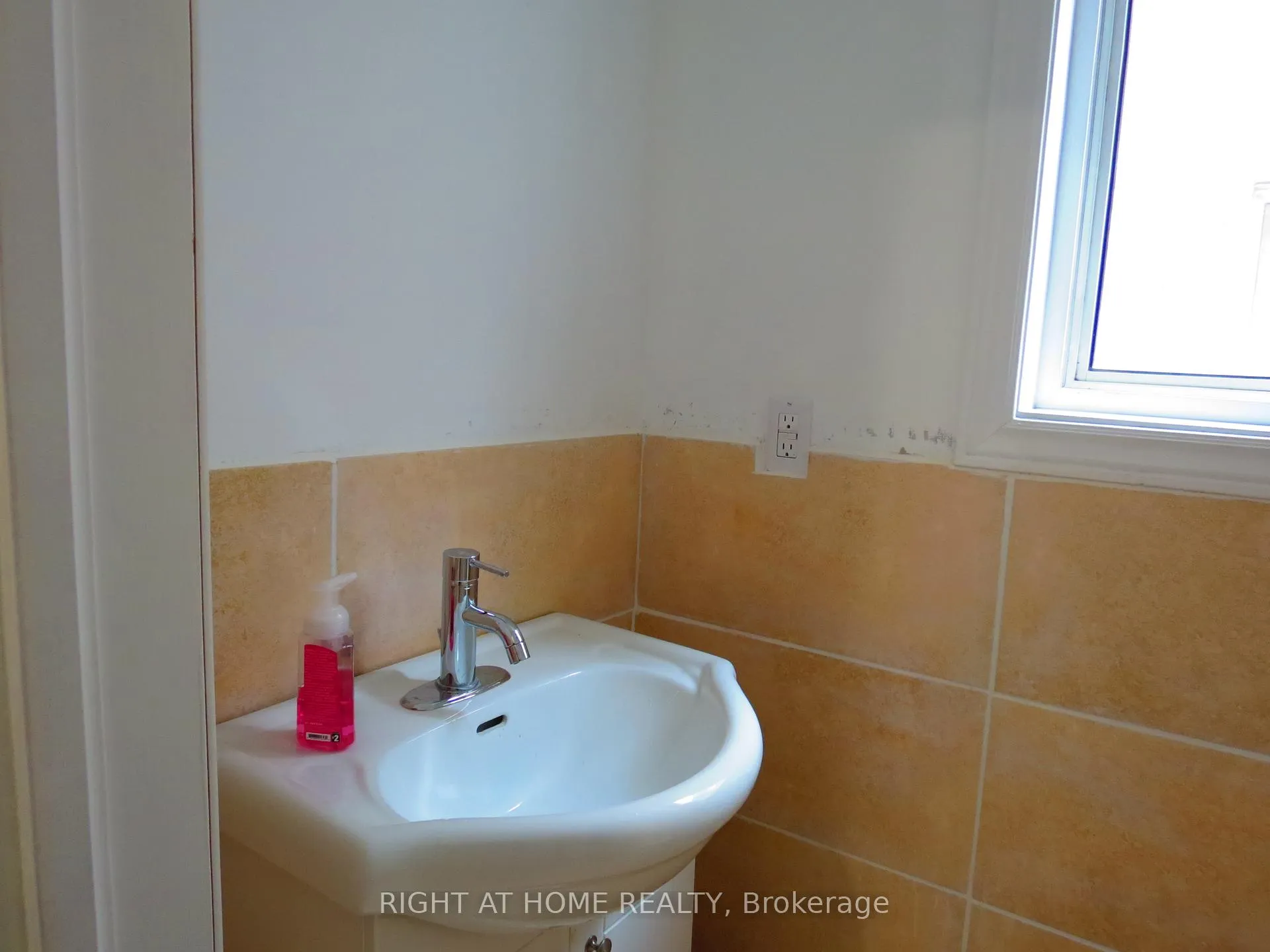 Photo 9 of 302 Stanley Street, Barrie, East Bayfield — HOMEH