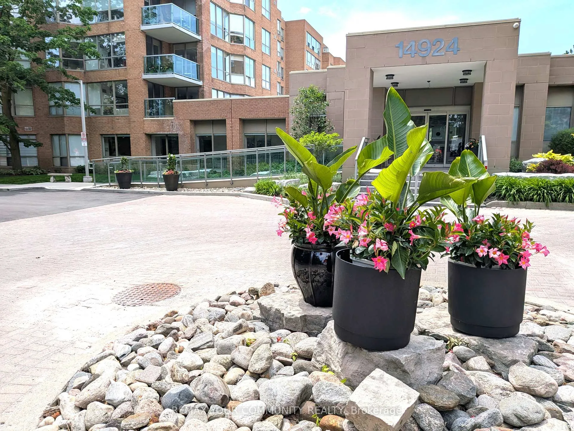 Photo 1 of Unit 305, 14924 Yonge Street, Aurora, Aurora Highlands — HOMEH