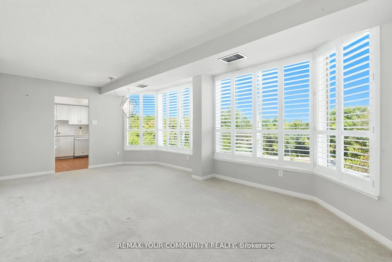 Photo 3 of Unit 305, 14924 Yonge Street, Aurora, Aurora Highlands — HOMEH