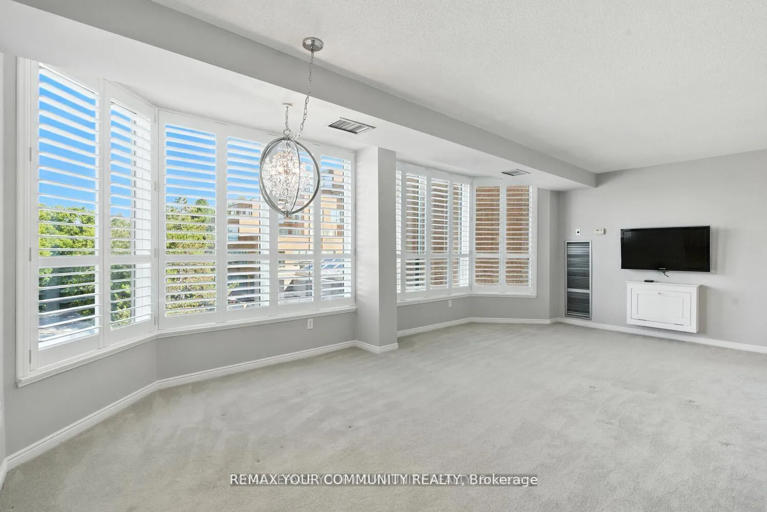 Photo 4 of Unit 305, 14924 Yonge Street, Aurora, Aurora Highlands — HOMEH