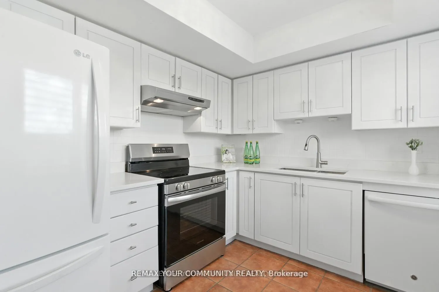 Photo 5 of Unit 305, 14924 Yonge Street, Aurora, Aurora Highlands — HOMEH
