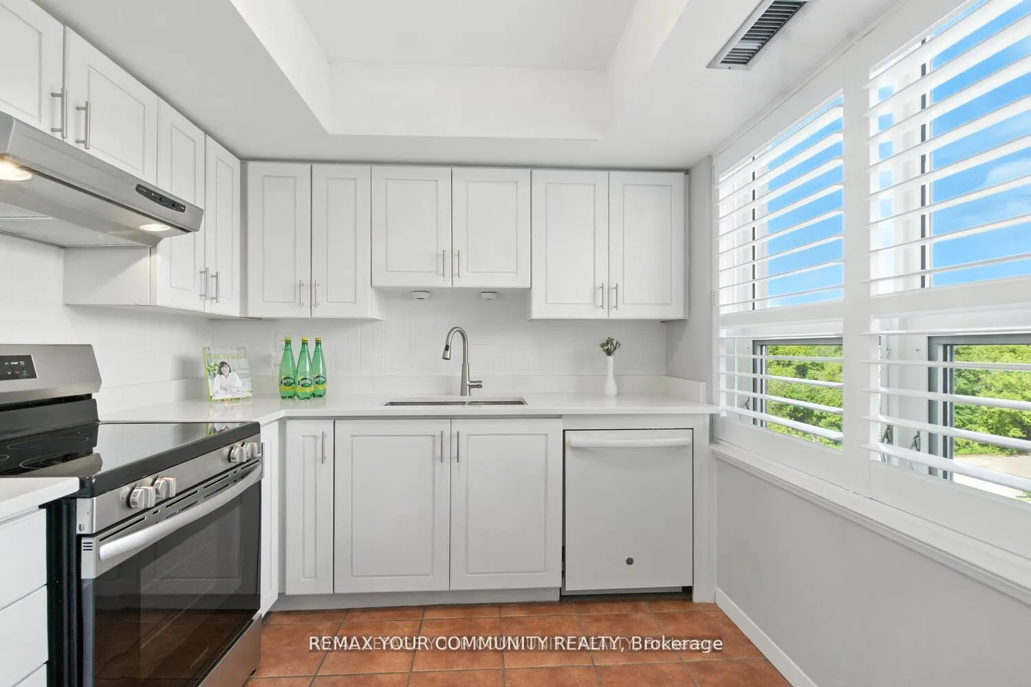 Photo 6 of Unit 305, 14924 Yonge Street, Aurora, Aurora Highlands — HOMEH