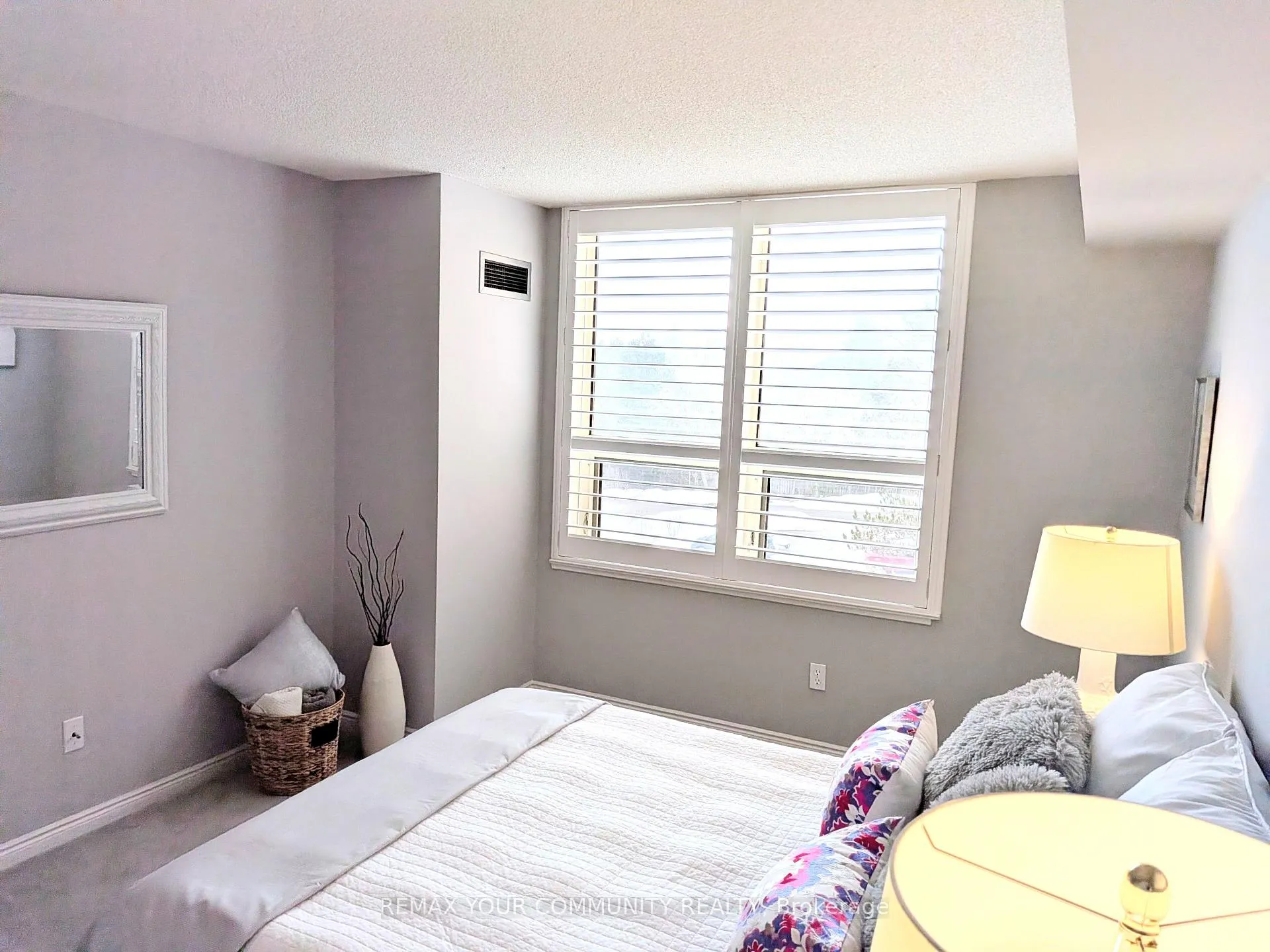 Photo 8 of Unit 305, 14924 Yonge Street, Aurora, Aurora Highlands — HOMEH