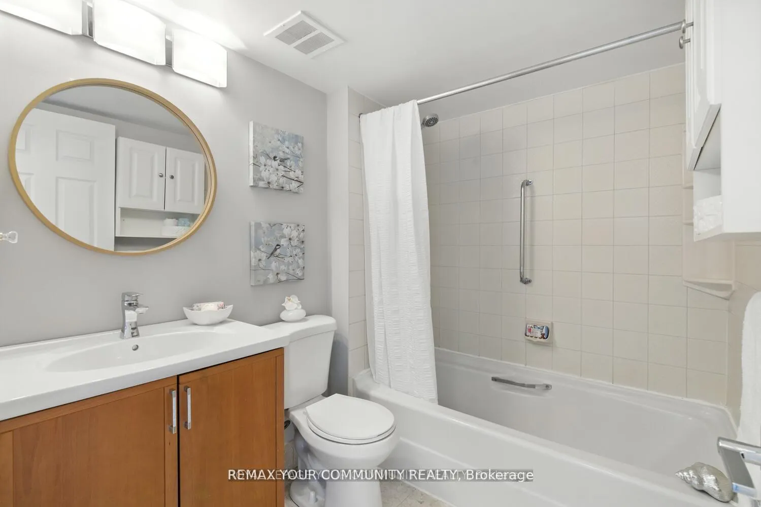 Photo 12 of Unit 305, 14924 Yonge Street, Aurora, Aurora Highlands — HOMEH