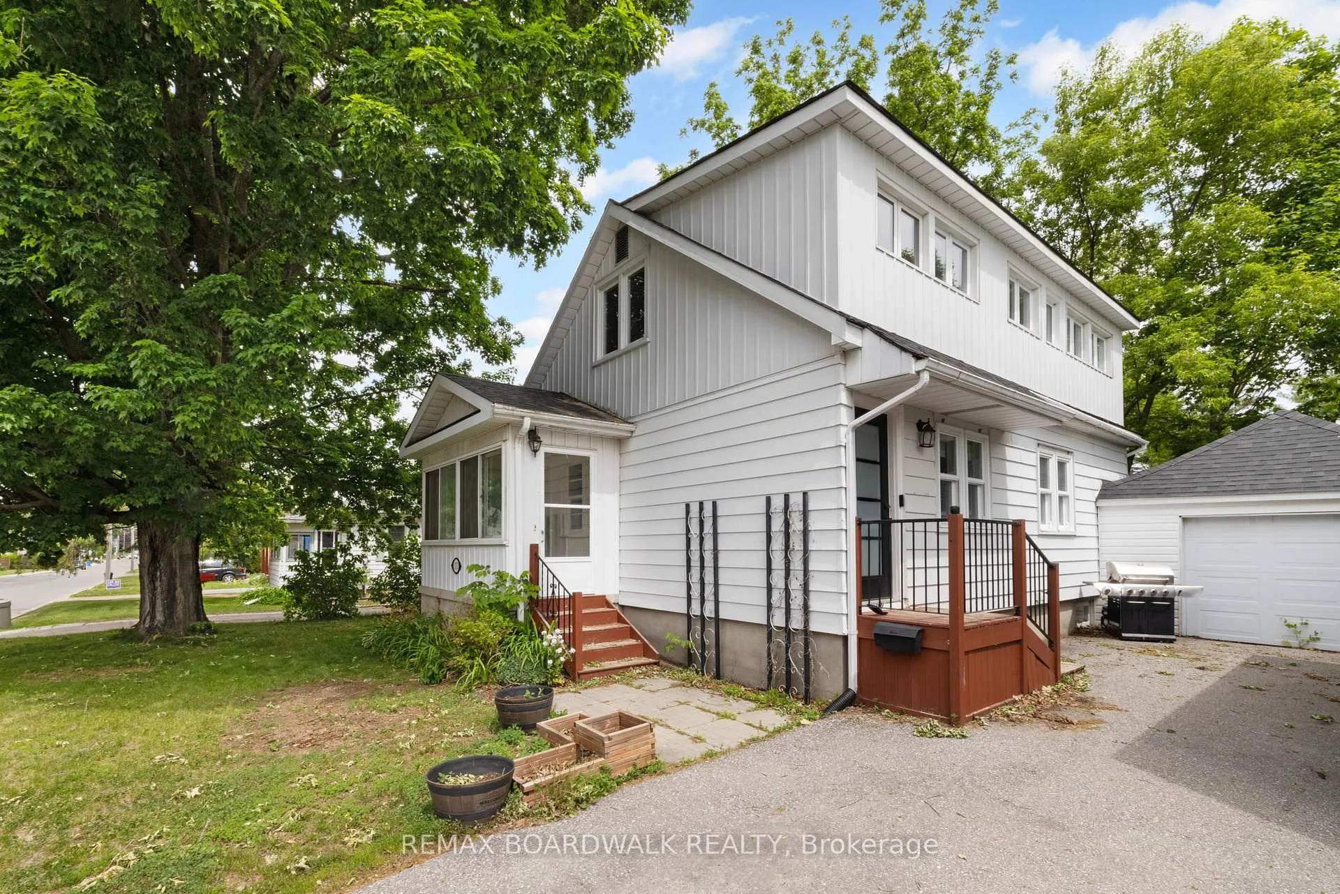 Front of 111 Beckwith Street E