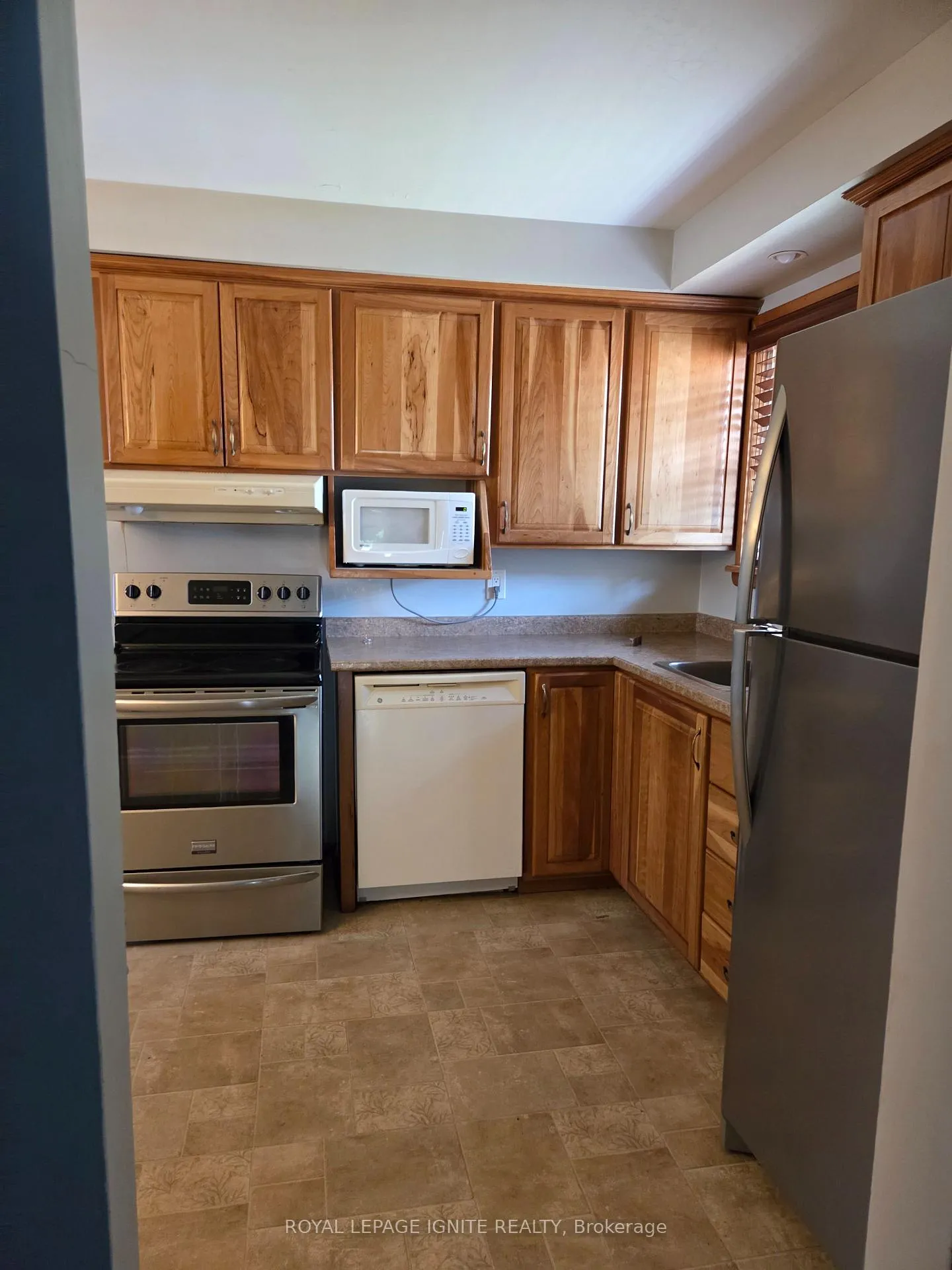 Photo 5 of 947 Southlawn Drive, Peterborough, Ashburnham Ward 4 — HOMEH