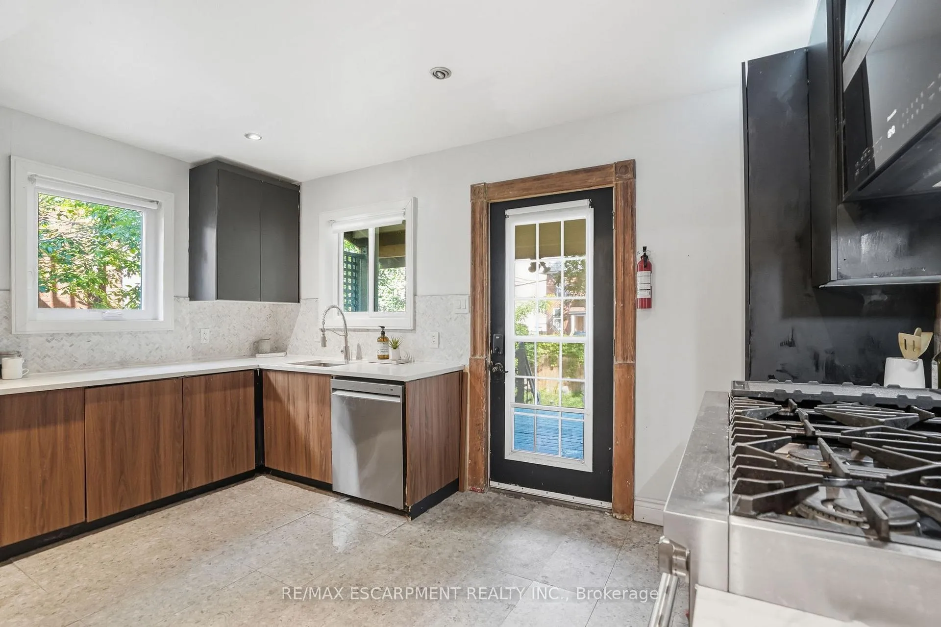 Photo 18 of 101 Victoria Avenue S, Hamilton, Stinson — HOMEH
