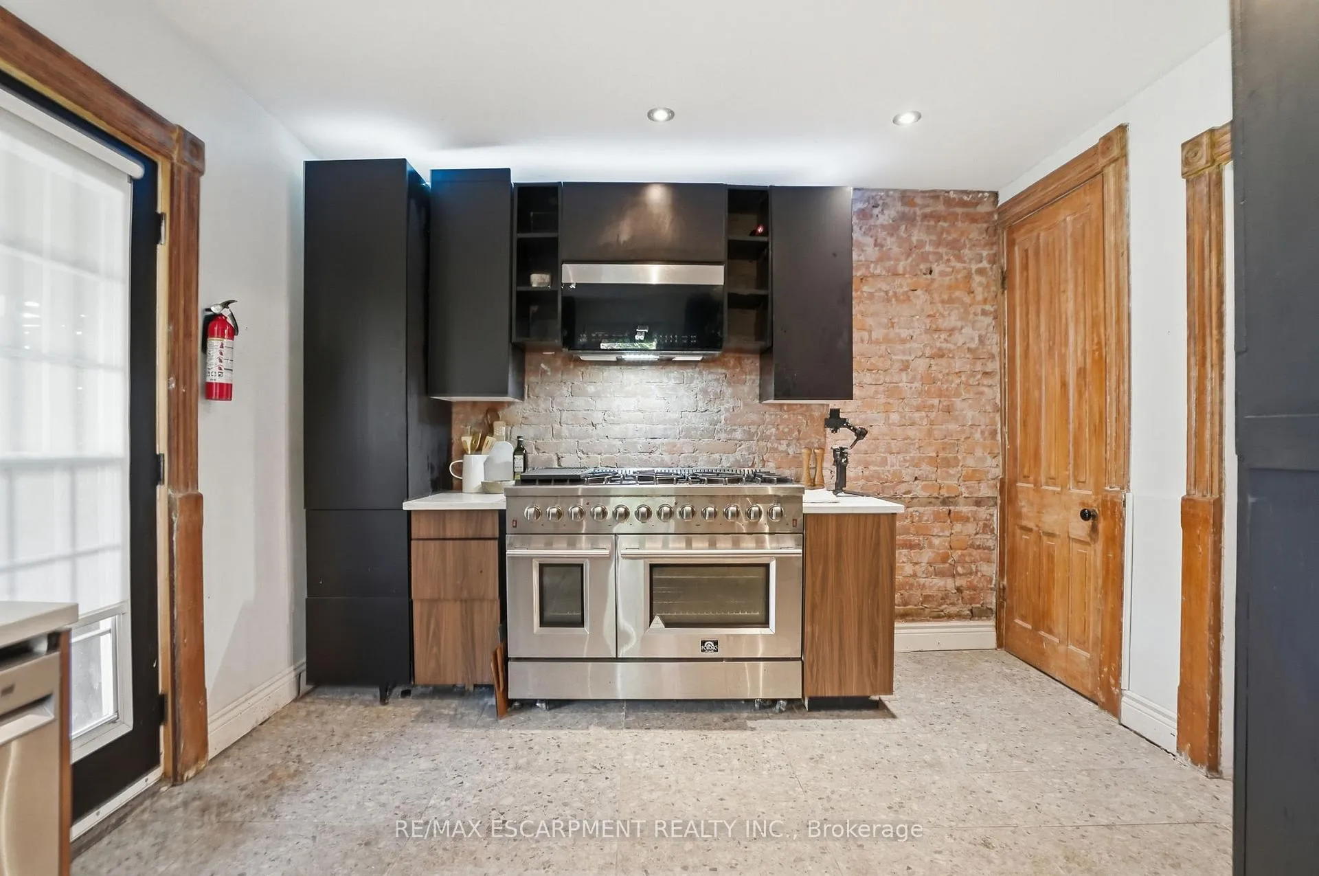 Photo 21 of 101 Victoria Avenue S, Hamilton, Stinson — HOMEH