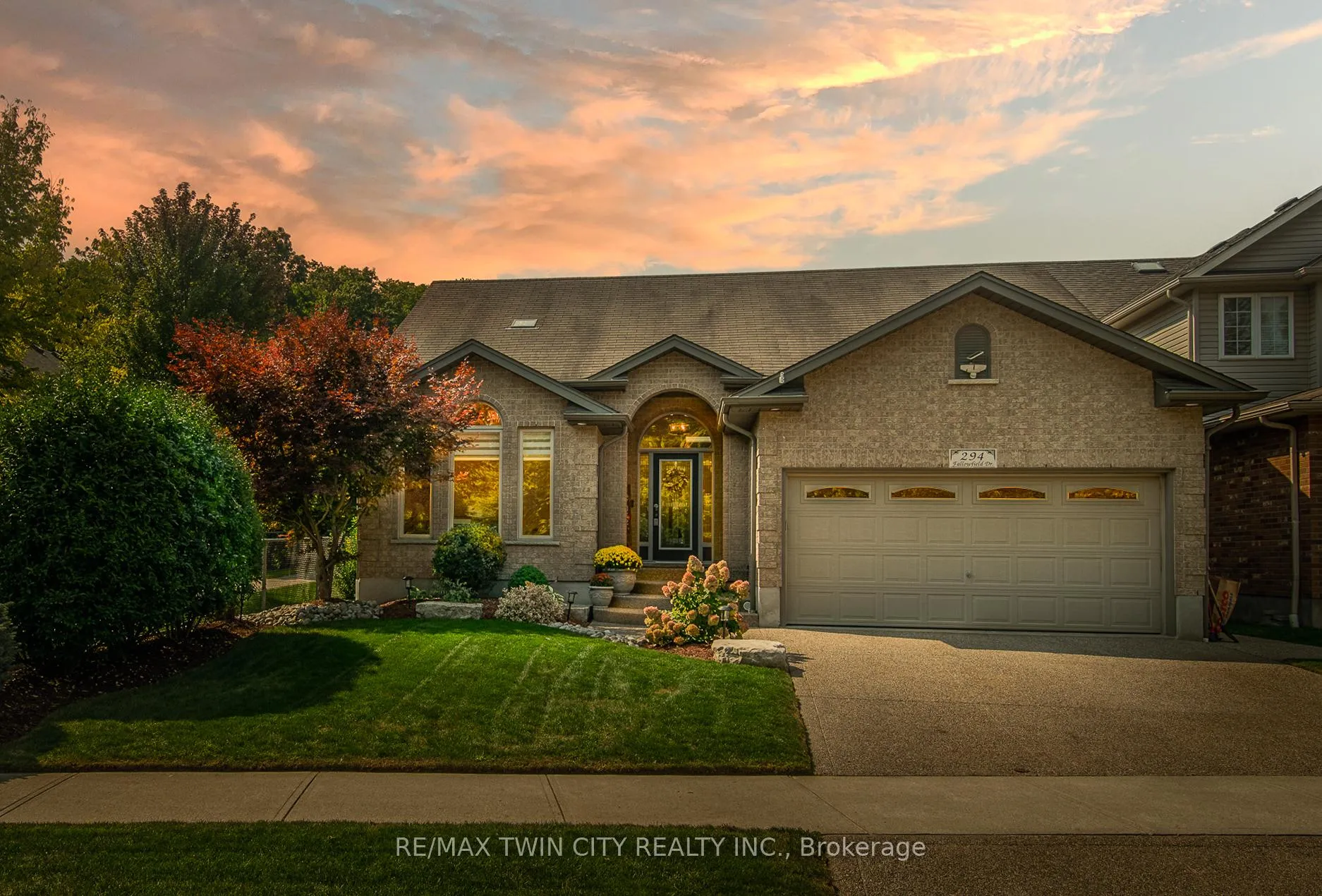 Photo 3 of 294 Fallowfield Drive, Kitchener — HOMEH