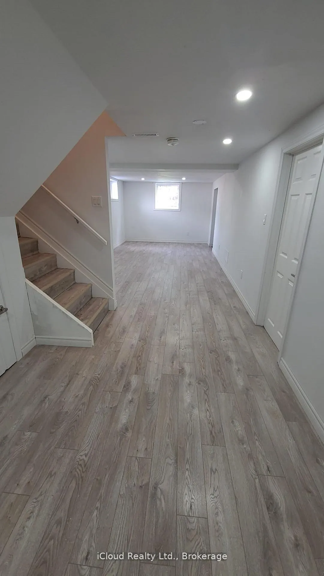 Photo 2 of 24 Chilton Drive, Hamilton, Stoney Creek Mountain — HOMEH