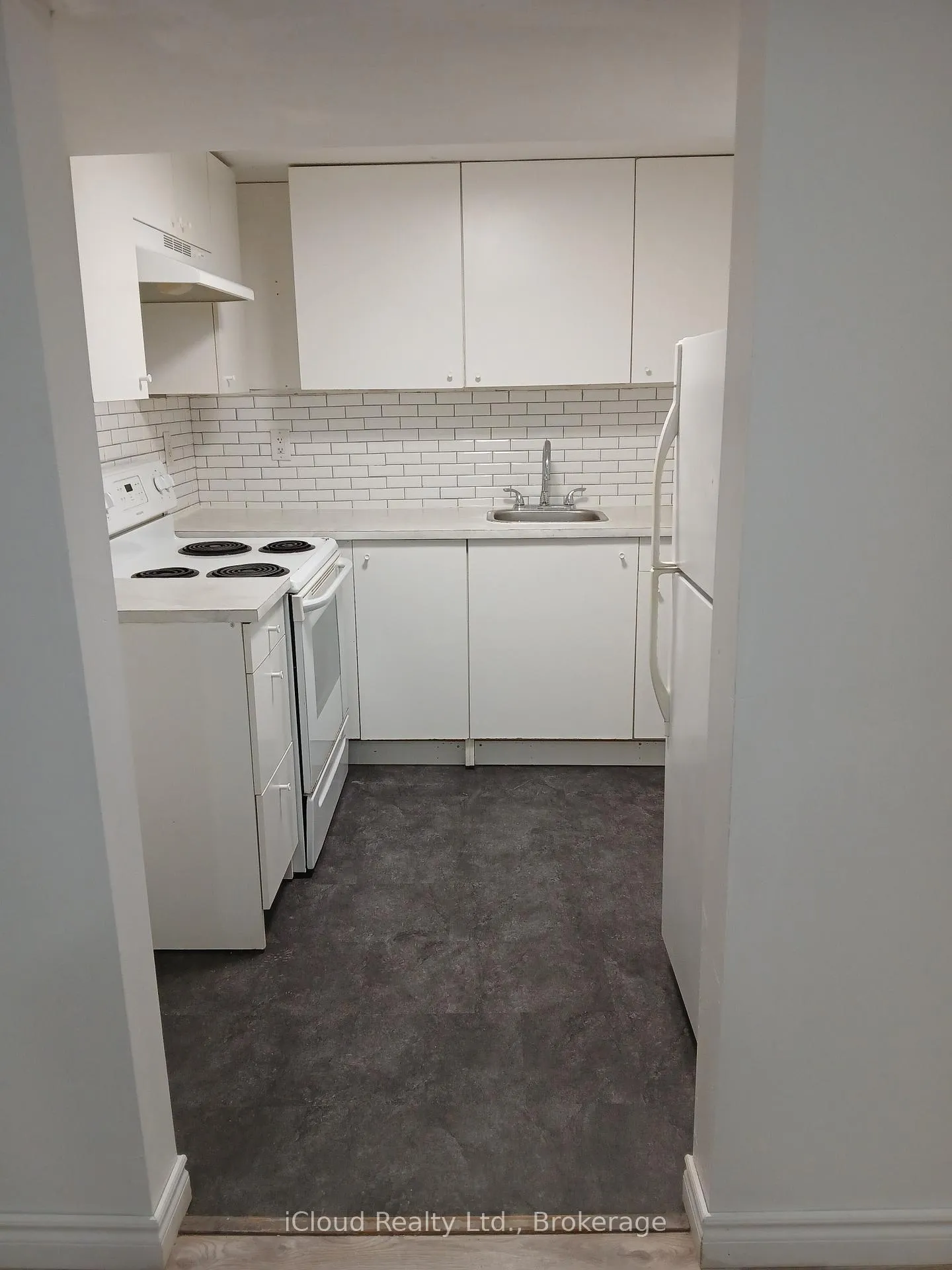 Photo 3 of 24 Chilton Drive, Hamilton, Stoney Creek Mountain — HOMEH