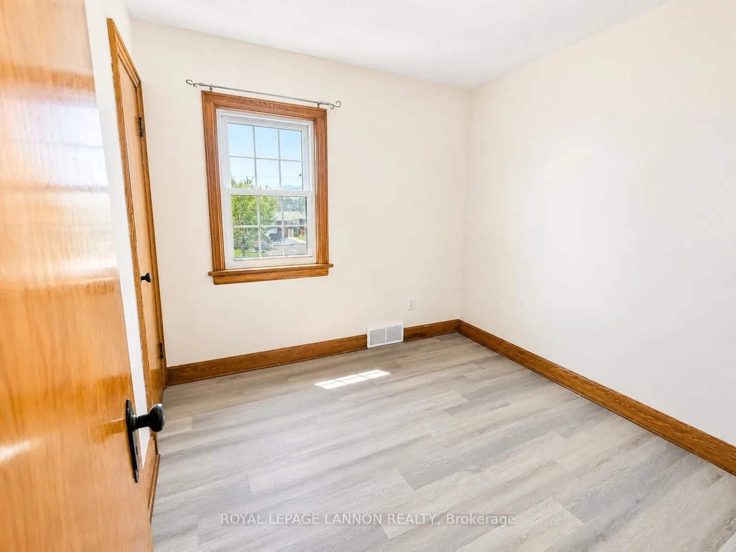 Photo 26 of 2101 Victoria Avenue E, Thunder Bay, Edgewater Park — HOMEH