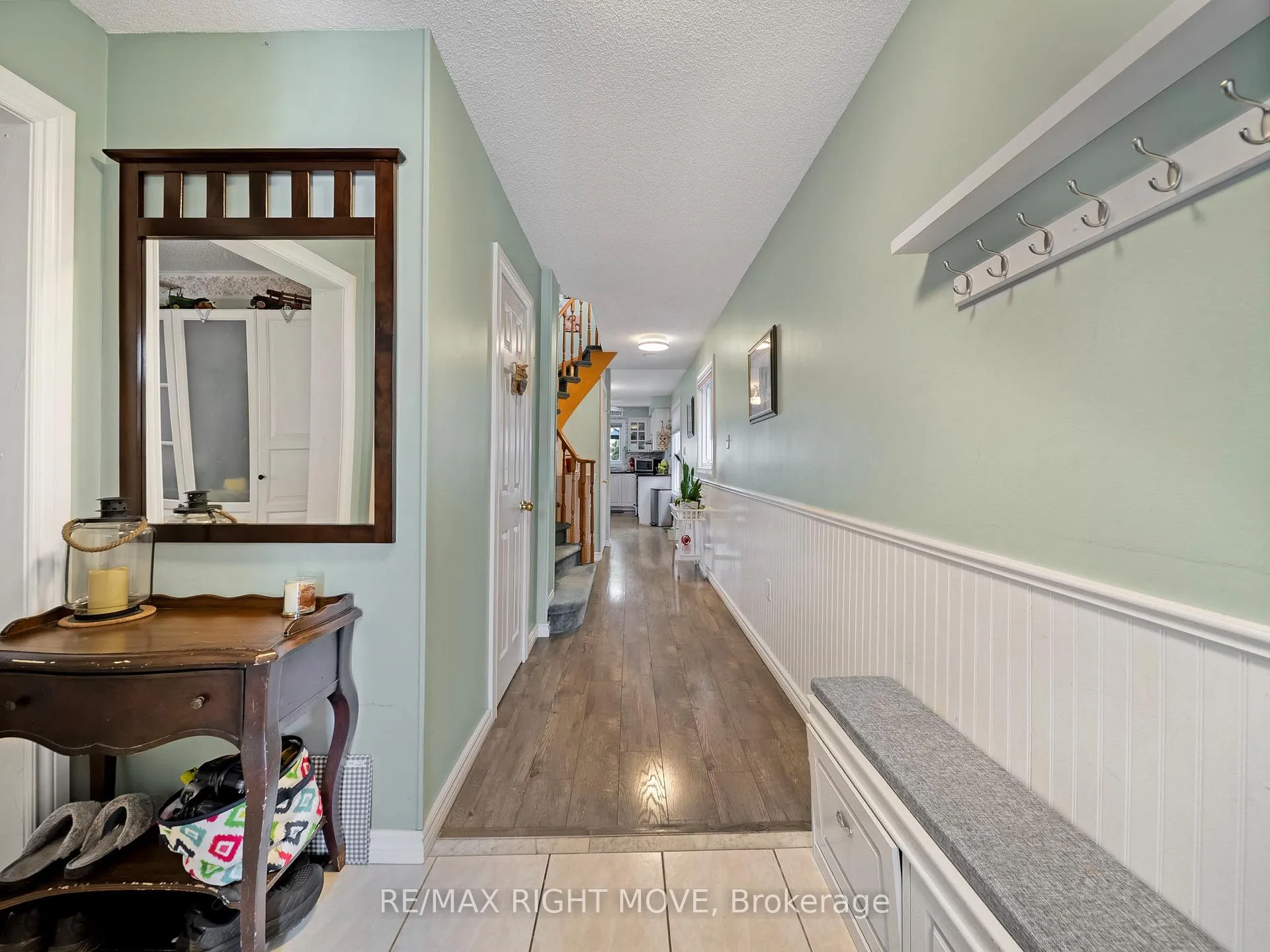 Photo 4 of 42 Sundew Drive, Barrie, Holly — HOMEH
