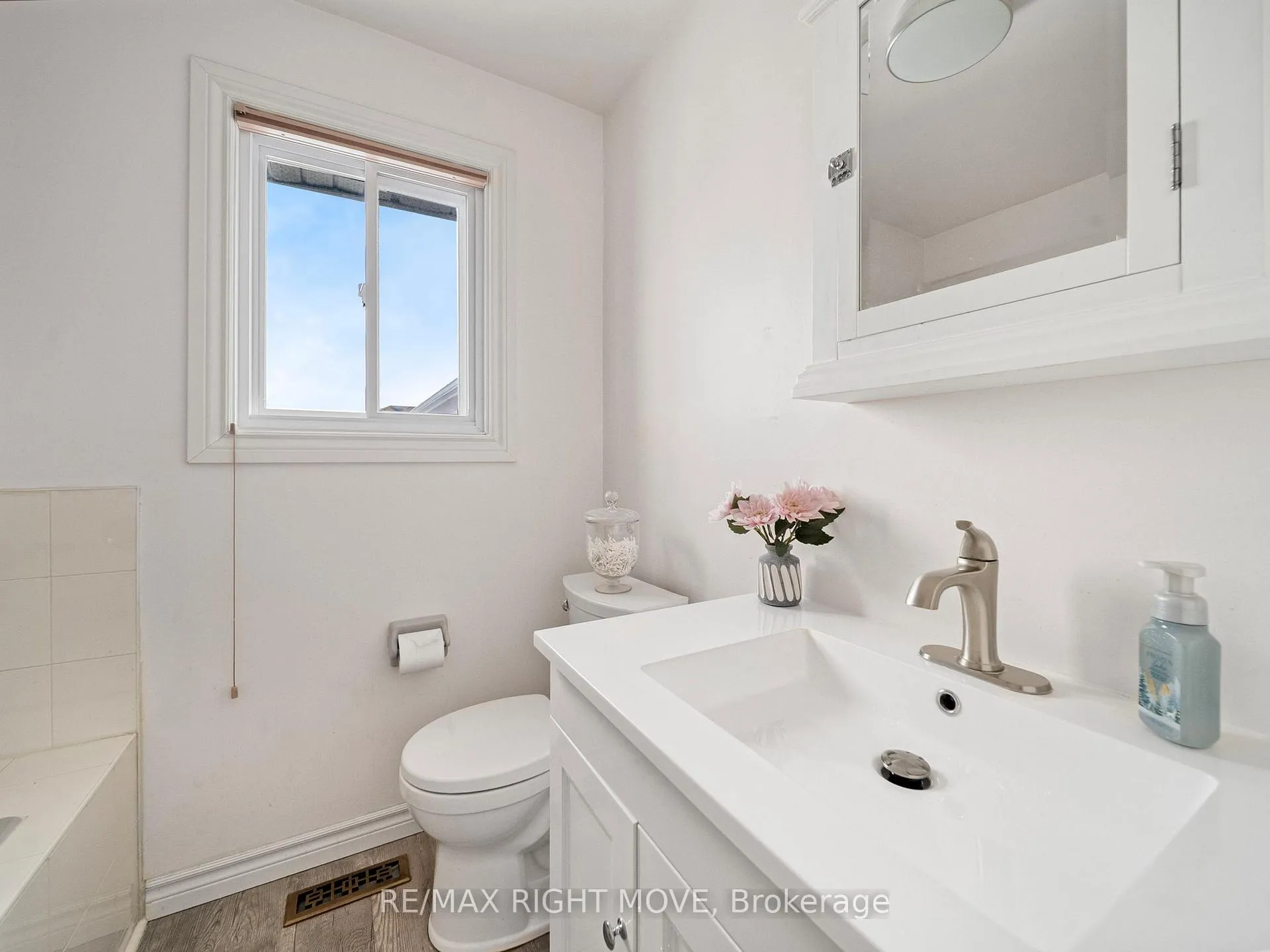 Photo 33 of 42 Sundew Drive, Barrie, Holly — HOMEH