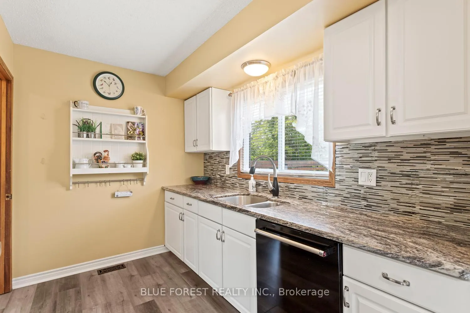 Photo 9 of 183 Queen Street, North Middlesex, Ailsa Craig — HOMEH