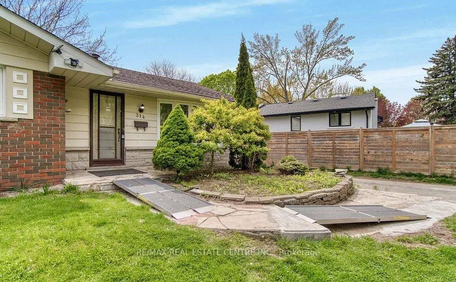 Photo 3 of 314 Strathcona Drive, Burlington, Shoreacres — HOMEH