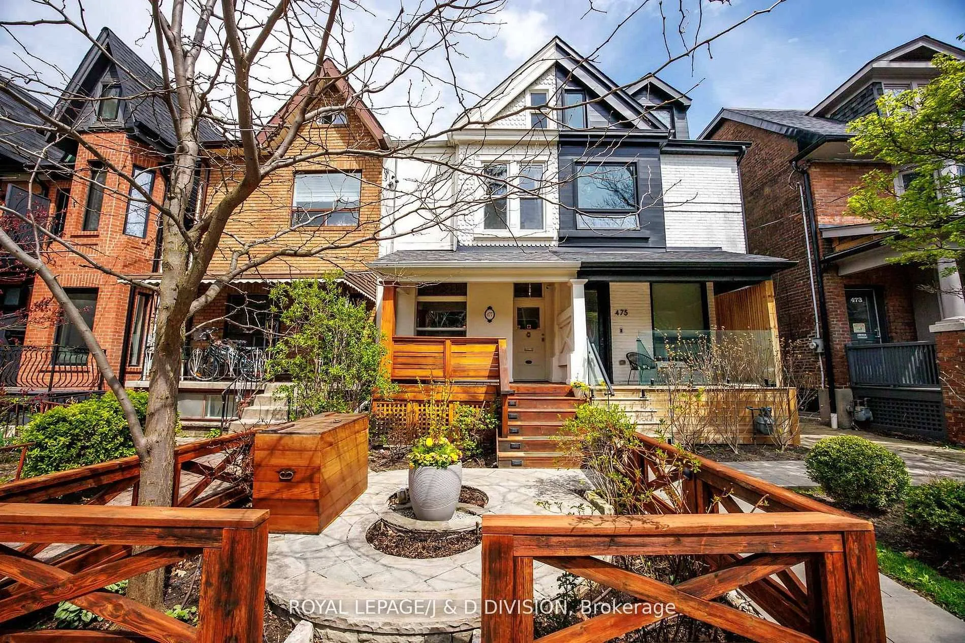 Front of 477 Roxton Road