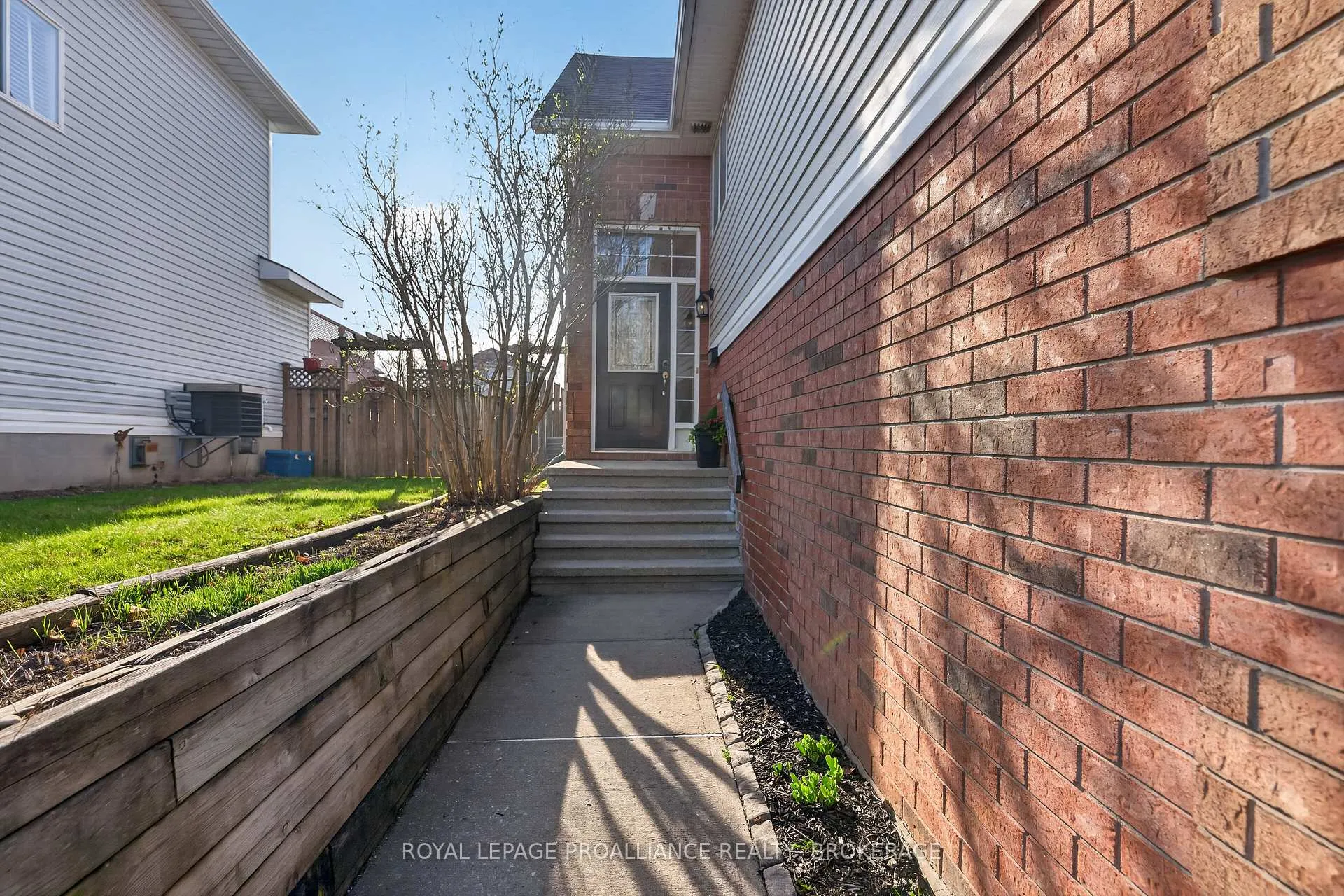Photo 2 of 1402 Thornwood Crescent, Kingston, City Northwest — HOMEH