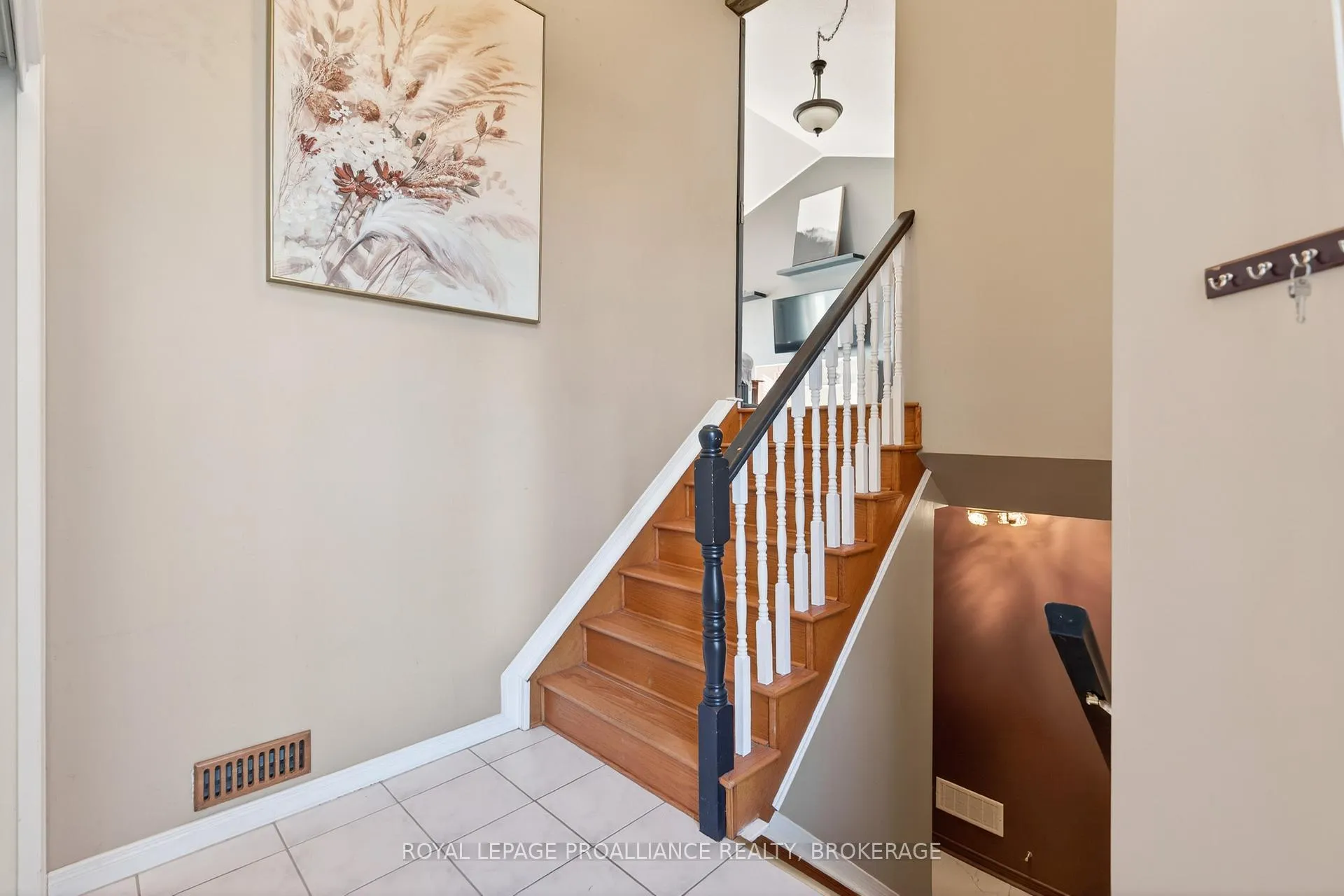 Photo 3 of 1402 Thornwood Crescent, Kingston, City Northwest — HOMEH