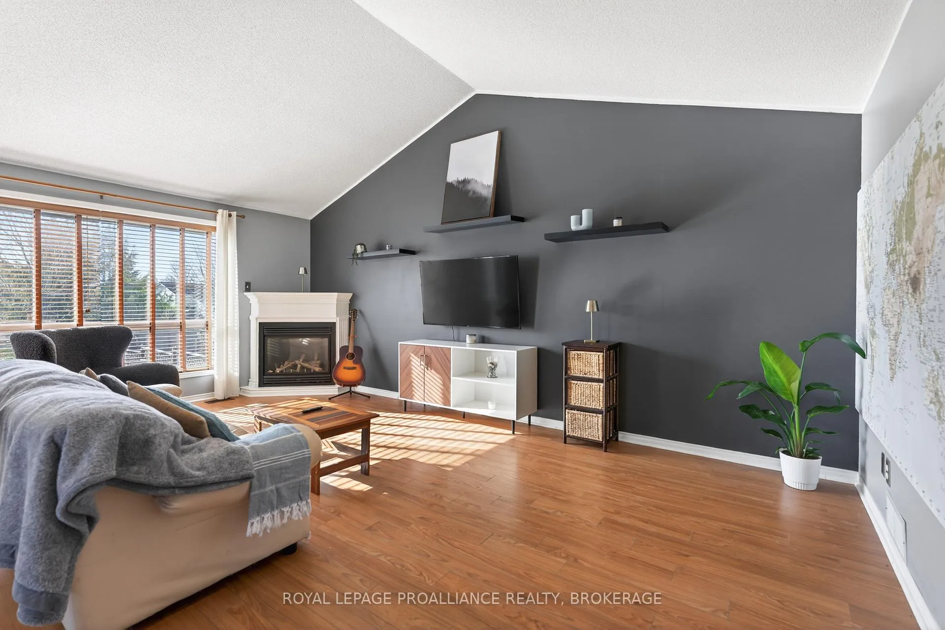 Photo 4 of 1402 Thornwood Crescent, Kingston, City Northwest — HOMEH