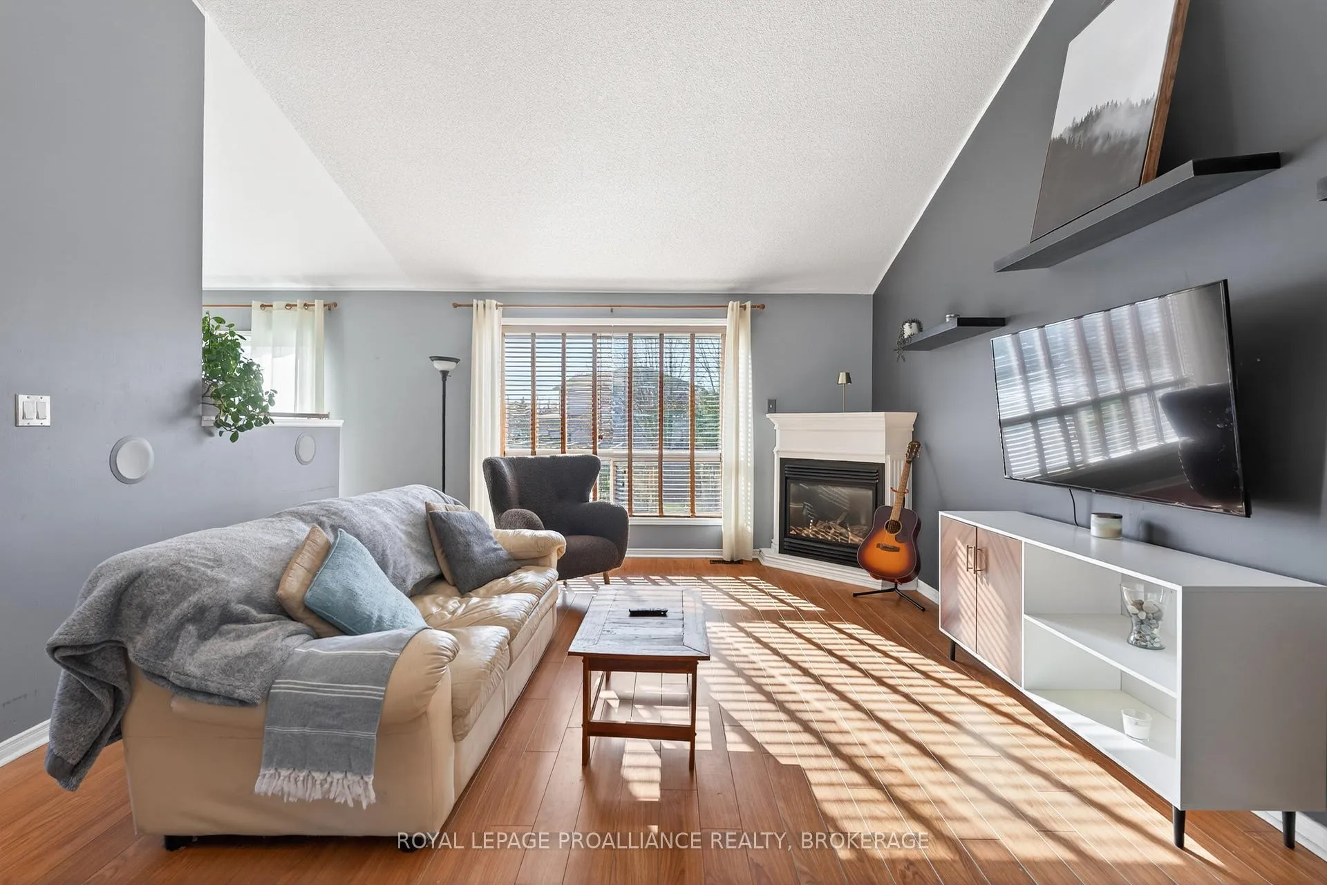 Photo 5 of 1402 Thornwood Crescent, Kingston, City Northwest — HOMEH