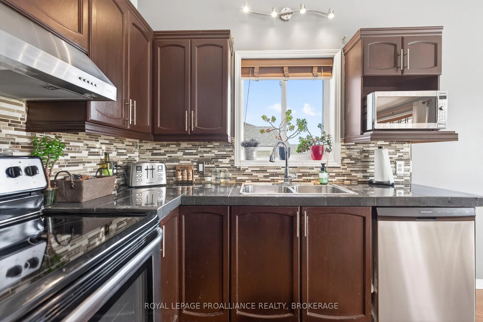 Photo 10 of 1402 Thornwood Crescent, Kingston, City Northwest — HOMEH