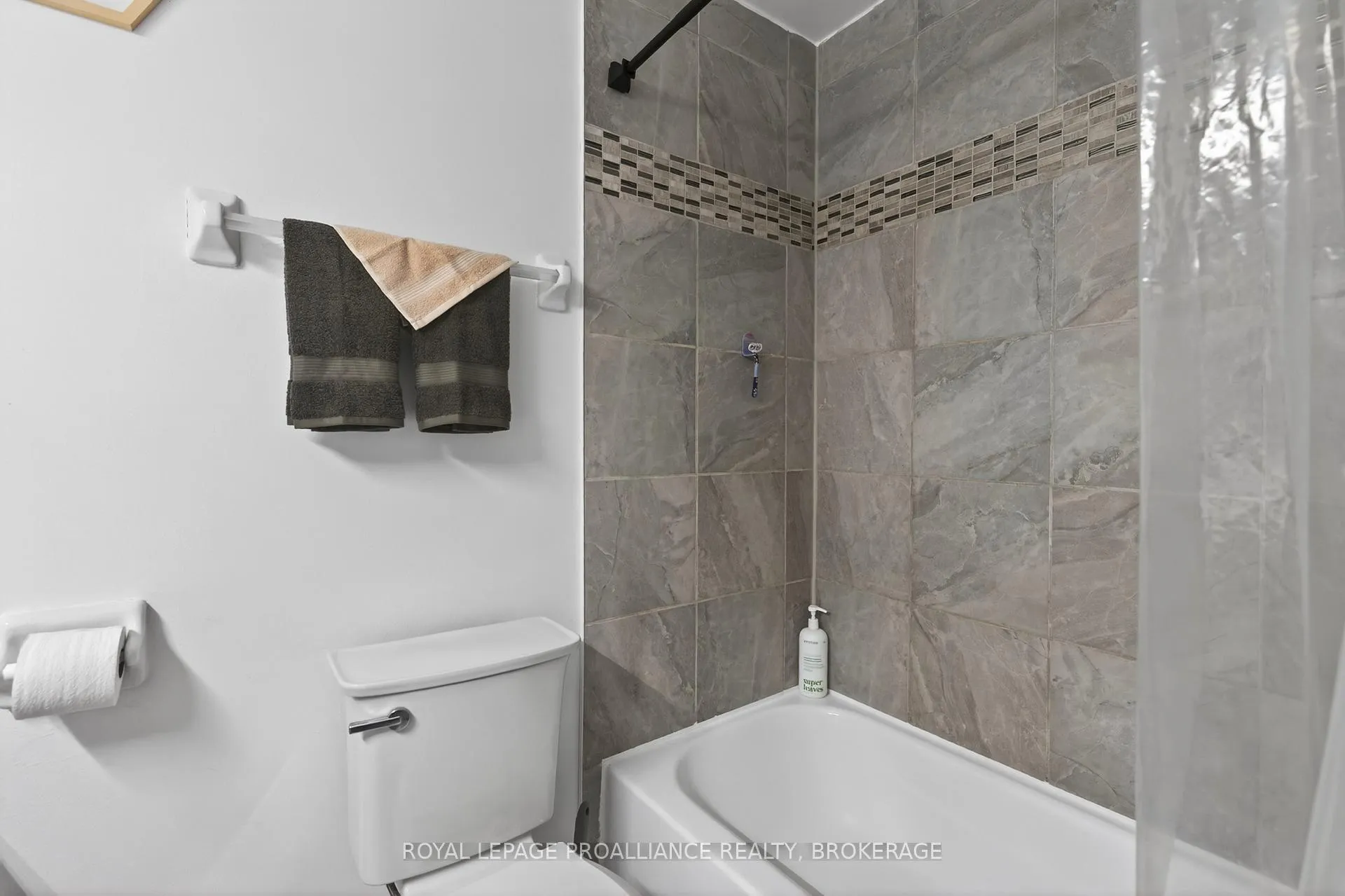Photo 27 of 1402 Thornwood Crescent, Kingston, City Northwest — HOMEH