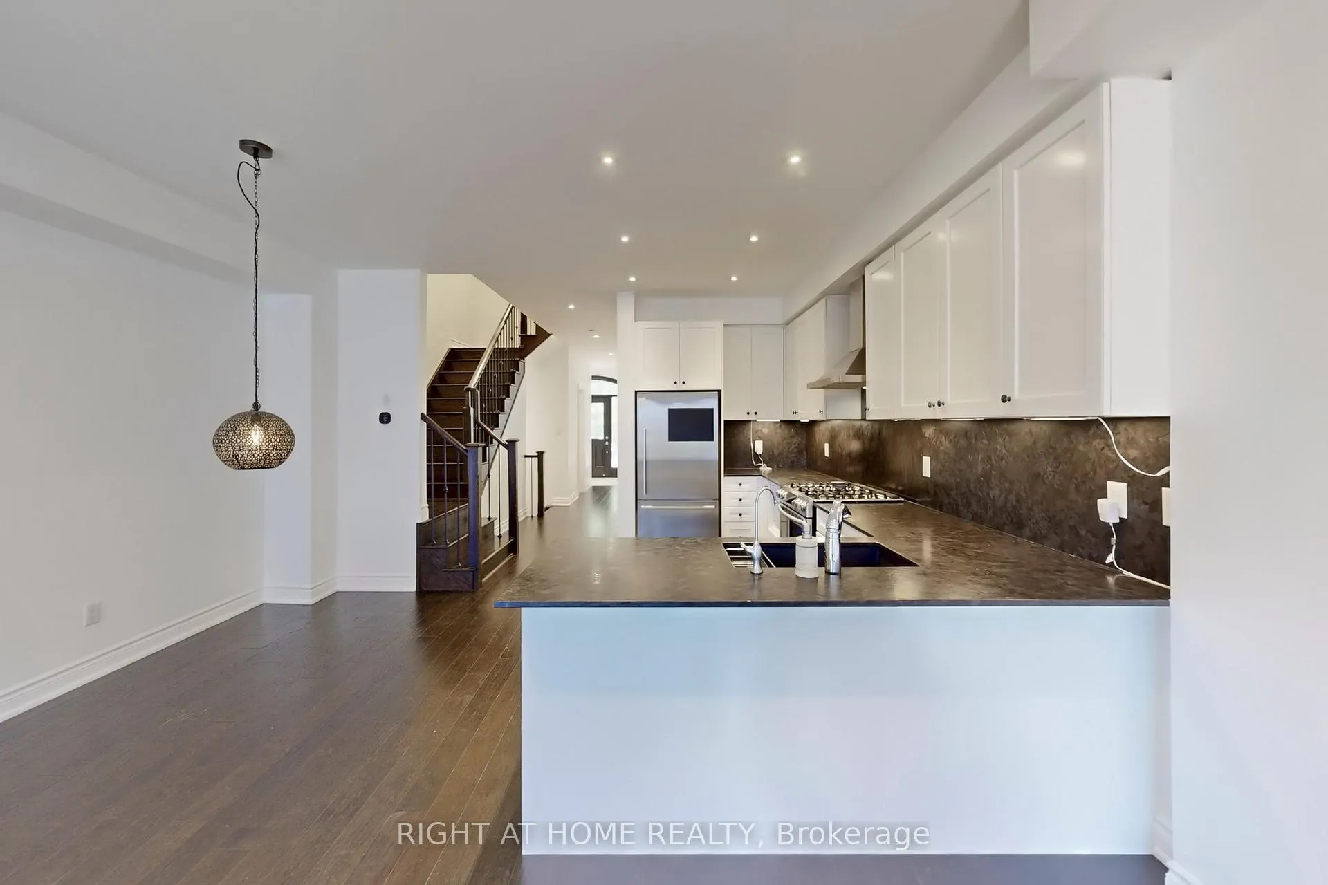 Photo 13 of 31 Lady Evelyn Crescent, Brampton, Bram West — HOMEH