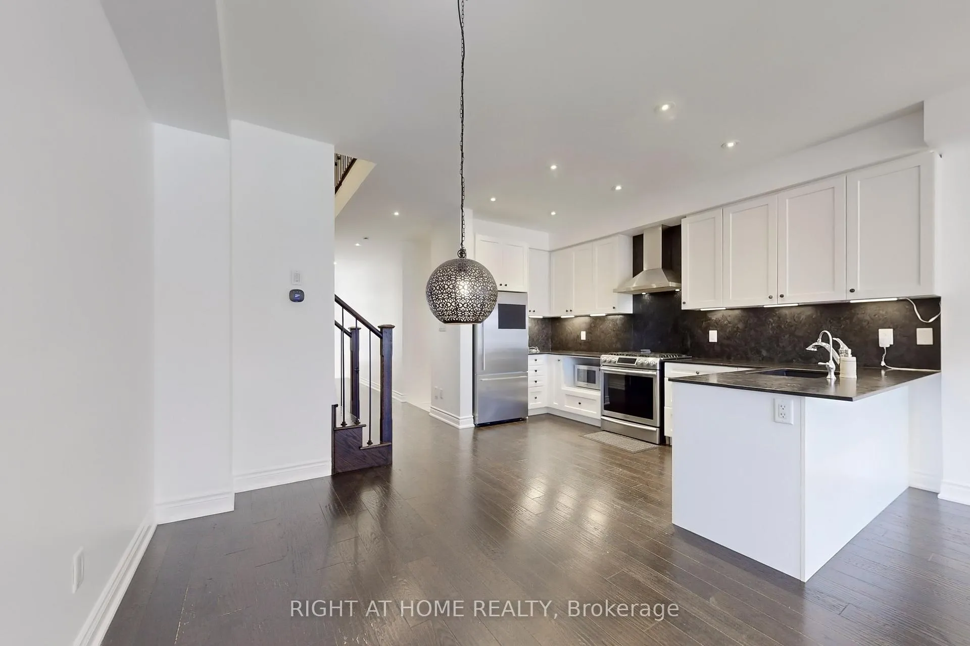 Photo 14 of 31 Lady Evelyn Crescent, Brampton, Bram West — HOMEH