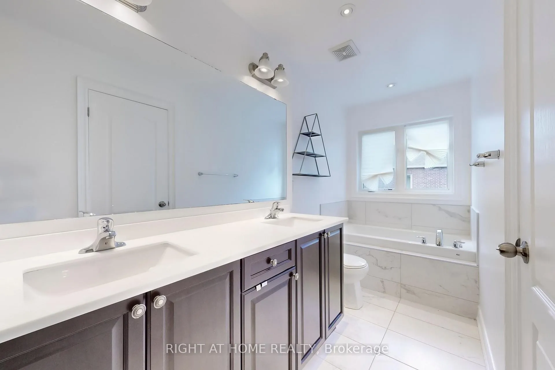 Photo 33 of 31 Lady Evelyn Crescent, Brampton, Bram West — HOMEH