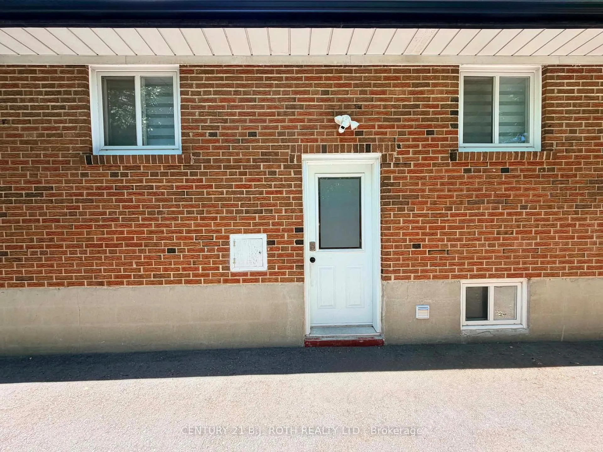 Photo 2 of Unit Lower, 10 Sanford Street, Brampton, Northwood Park — HOMEH