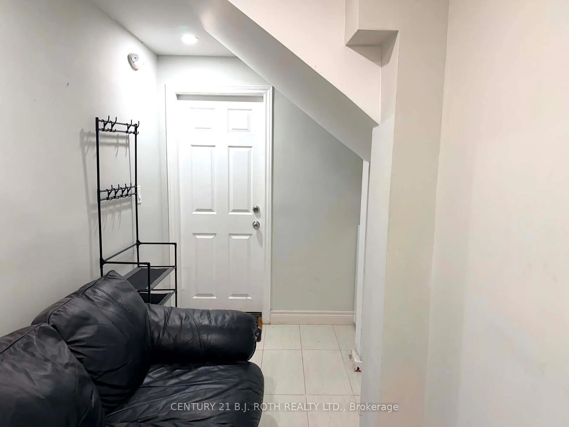 Photo 3 of Unit Lower, 10 Sanford Street, Brampton, Northwood Park — HOMEH