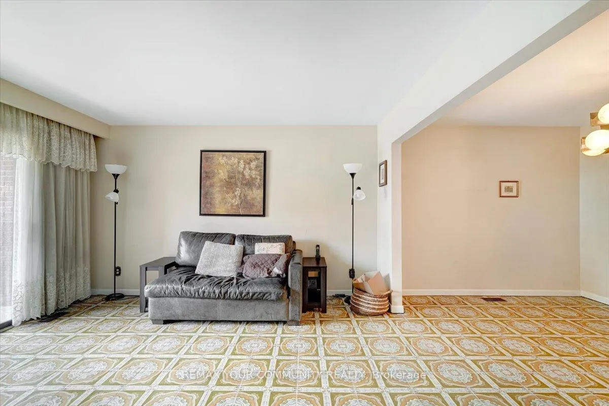 Photo 5 of 60 Regent Street, Toronto, Keelesdale-Eglinton West — HOMEH