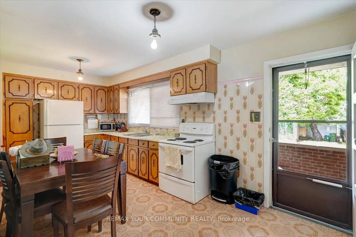 Photo 12 of 60 Regent Street, Toronto, Keelesdale-Eglinton West — HOMEH