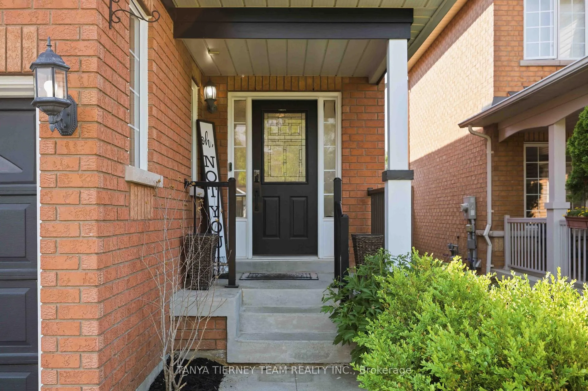 Photo 4 of 54 Fitzpatrick Court, Whitby, Brooklin — HOMEH