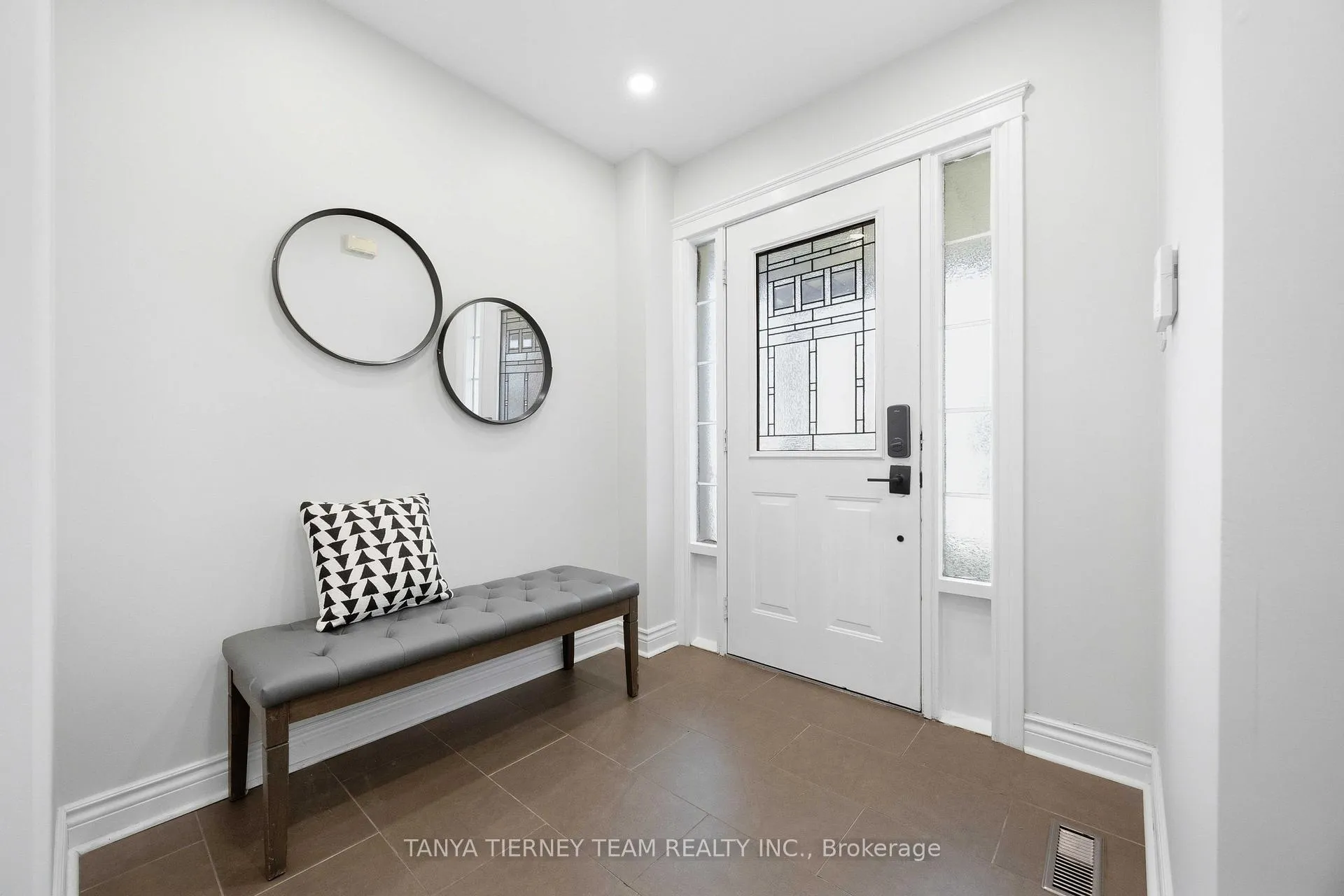Photo 5 of 54 Fitzpatrick Court, Whitby, Brooklin — HOMEH