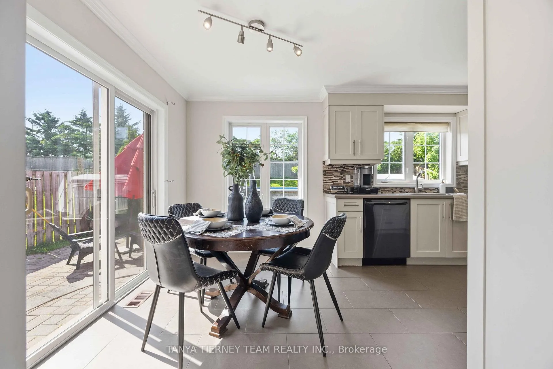 Photo 16 of 54 Fitzpatrick Court, Whitby, Brooklin — HOMEH
