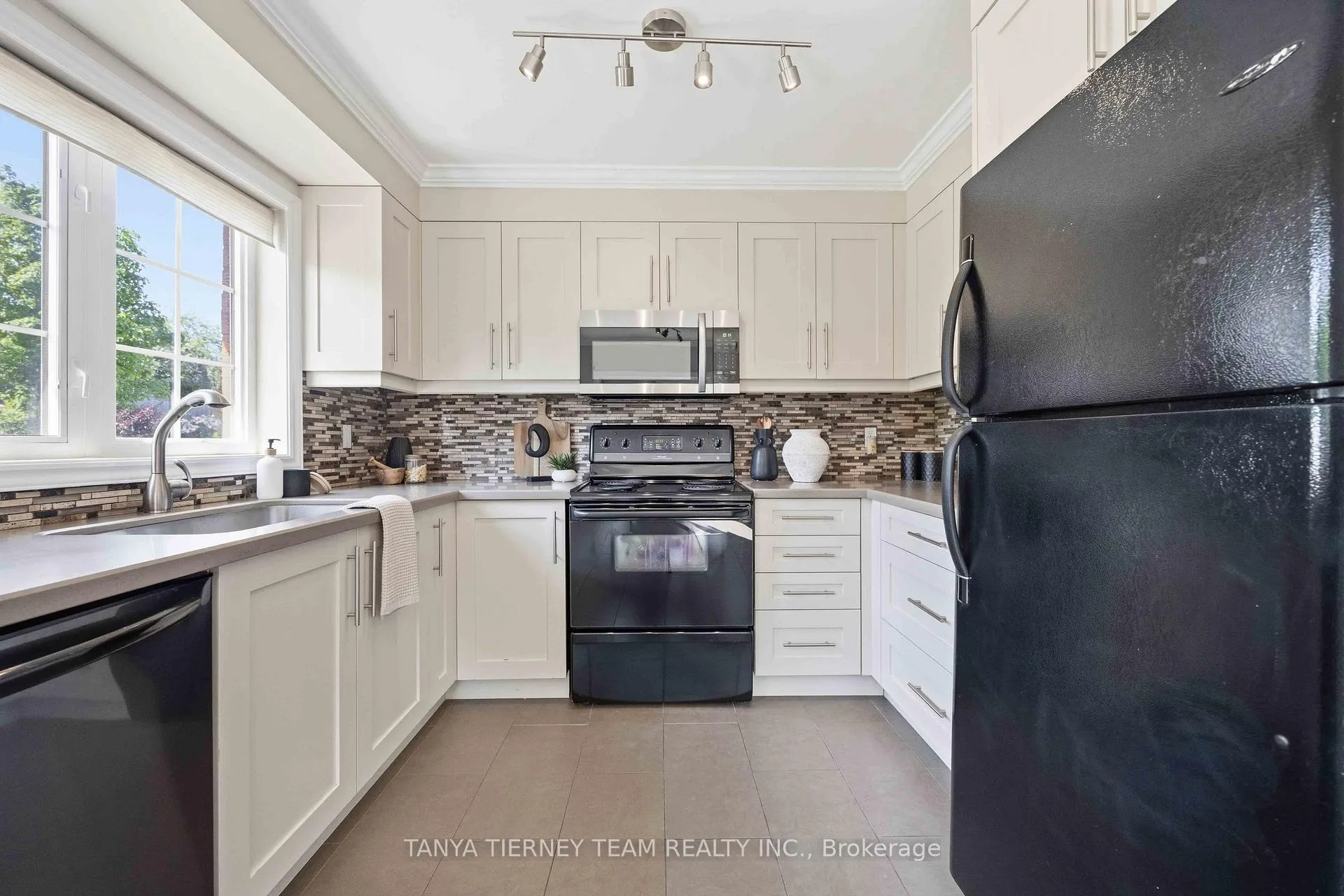 Photo 17 of 54 Fitzpatrick Court, Whitby, Brooklin — HOMEH