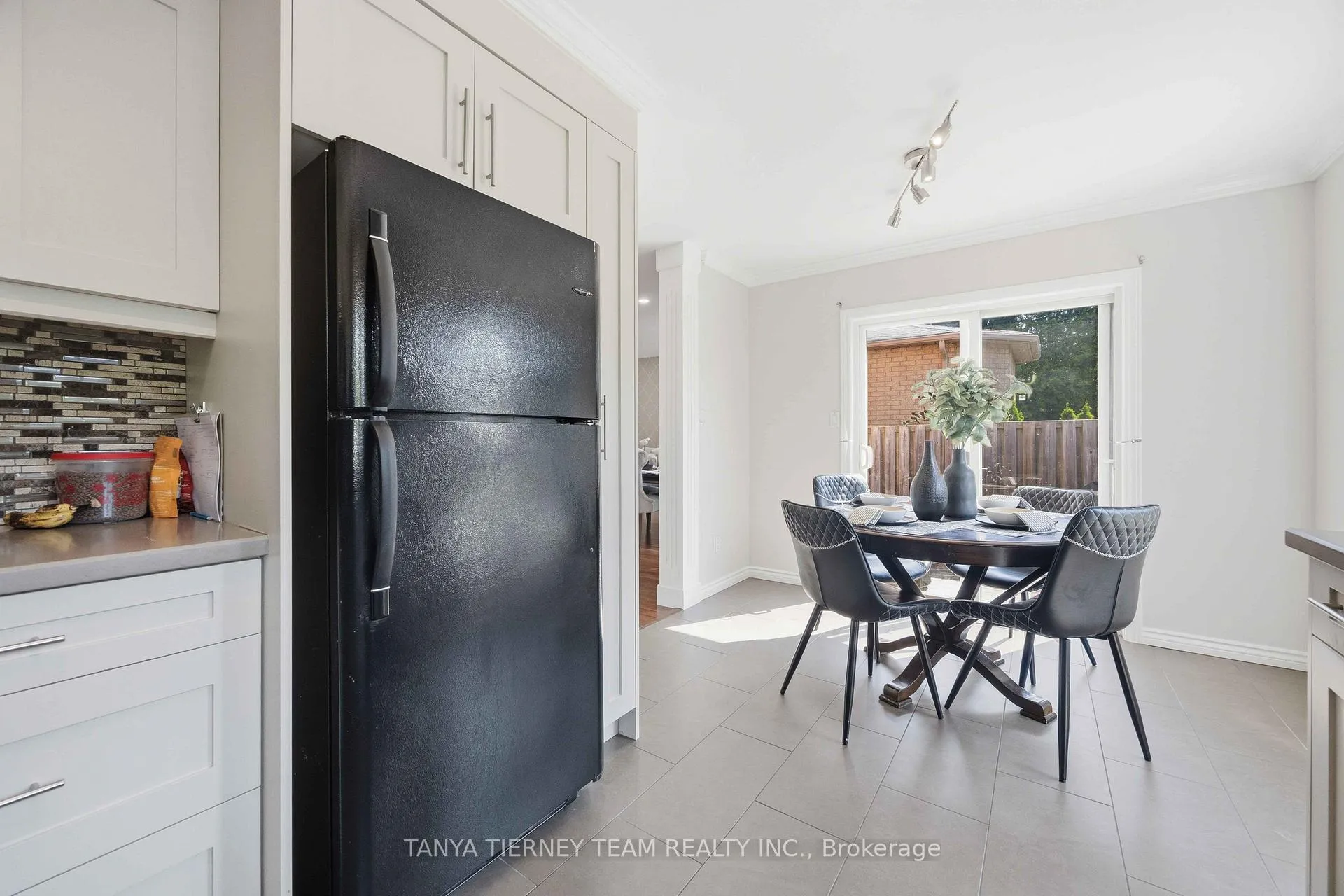 Photo 20 of 54 Fitzpatrick Court, Whitby, Brooklin — HOMEH