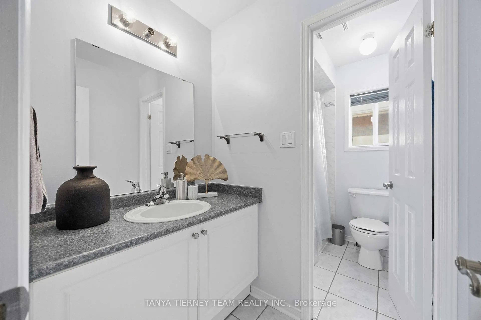 Photo 33 of 54 Fitzpatrick Court, Whitby, Brooklin — HOMEH