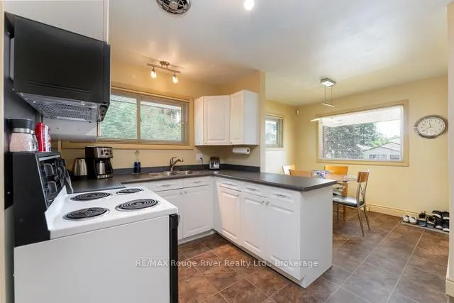 Photo 4 of 46 Orchard View Boulevard, Oshawa, Centennial — HOMEH