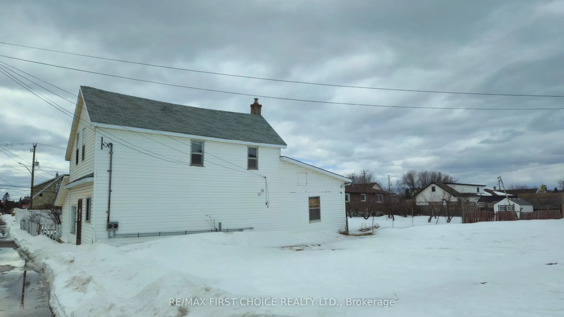 Photo 3 of 340 First Avenue, Thunder Bay, Court / Cumberland — HOMEH