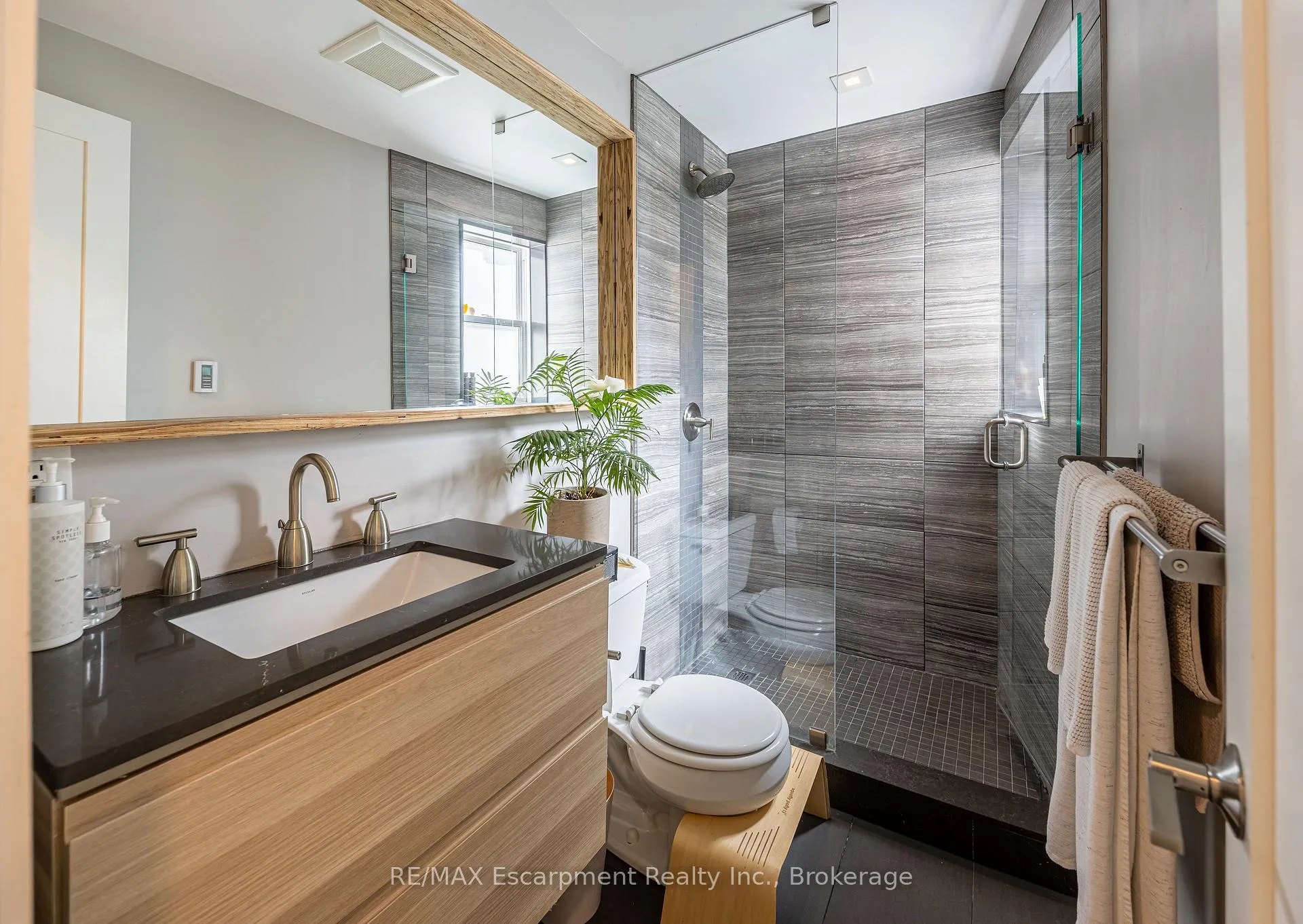 Photo 19 of 2557 Dundas Street W, Toronto, Junction Area — HOMEH